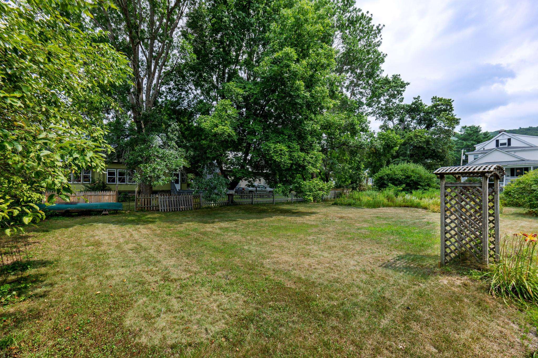 Large fenced-in yard 25911591