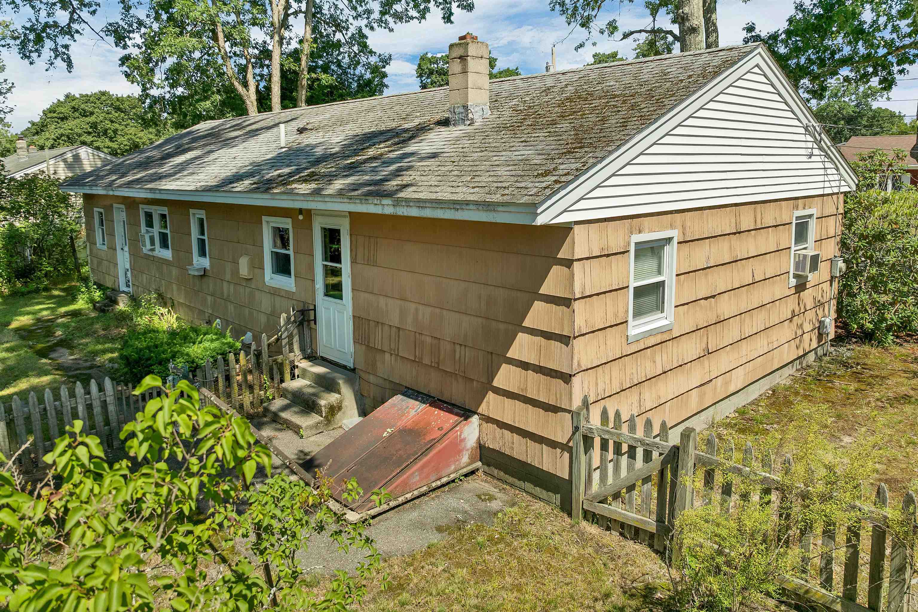 9 Bond St, Hudson, NH 03051