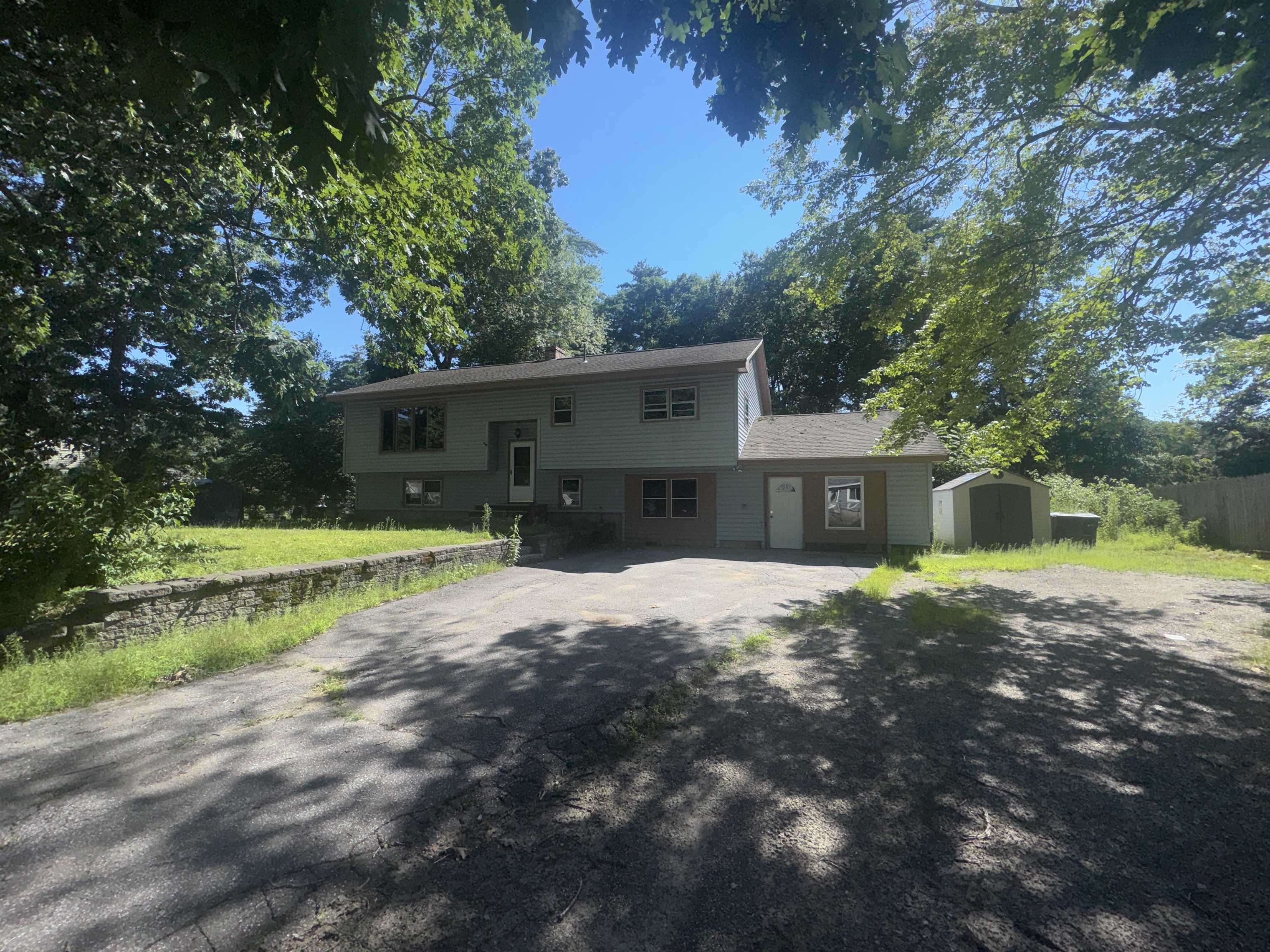 8 Lamson Dr, Merrimack, NH 03054