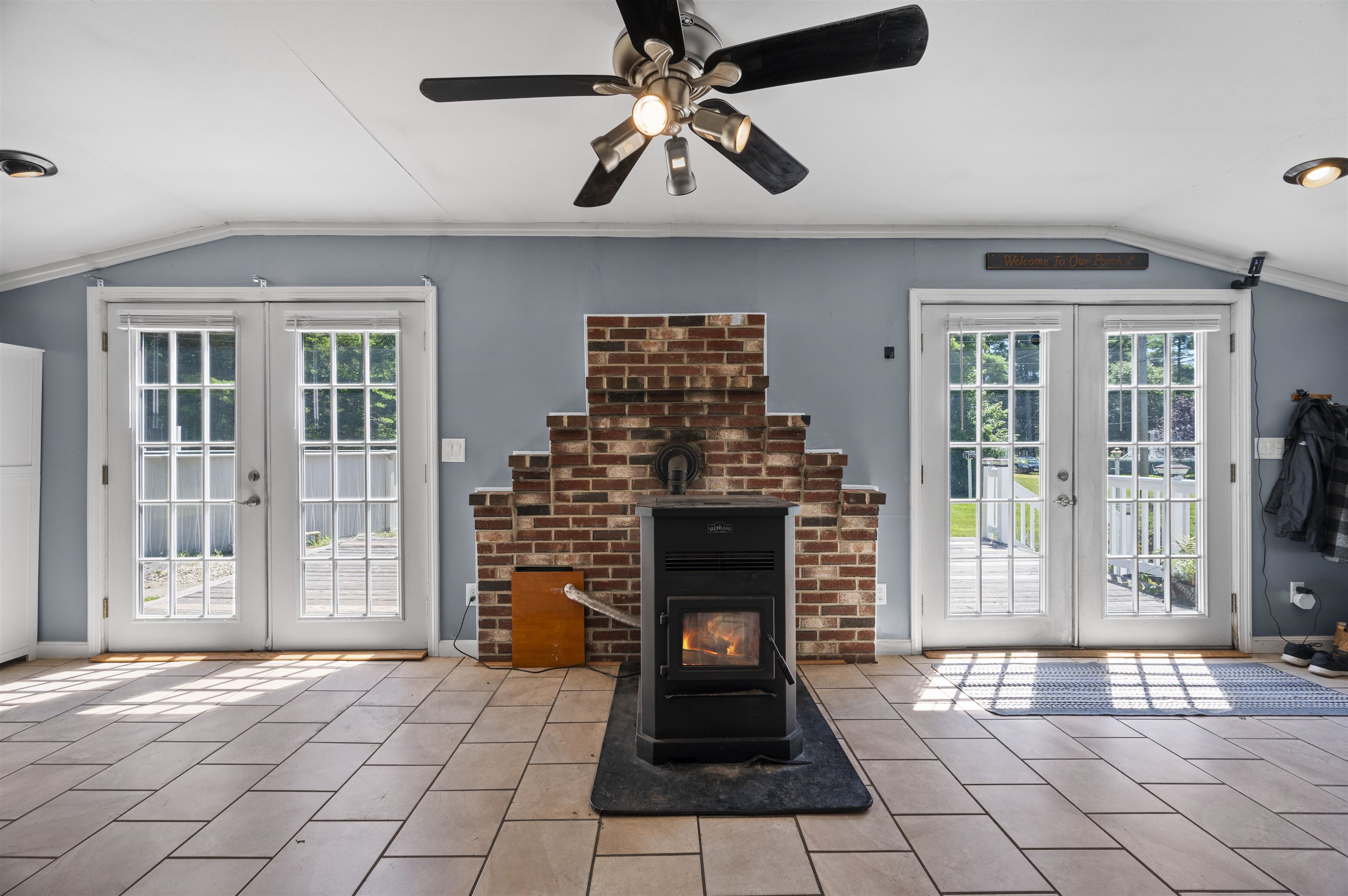 3 Old Coffeetown Rd, Deerfield, NH 03037