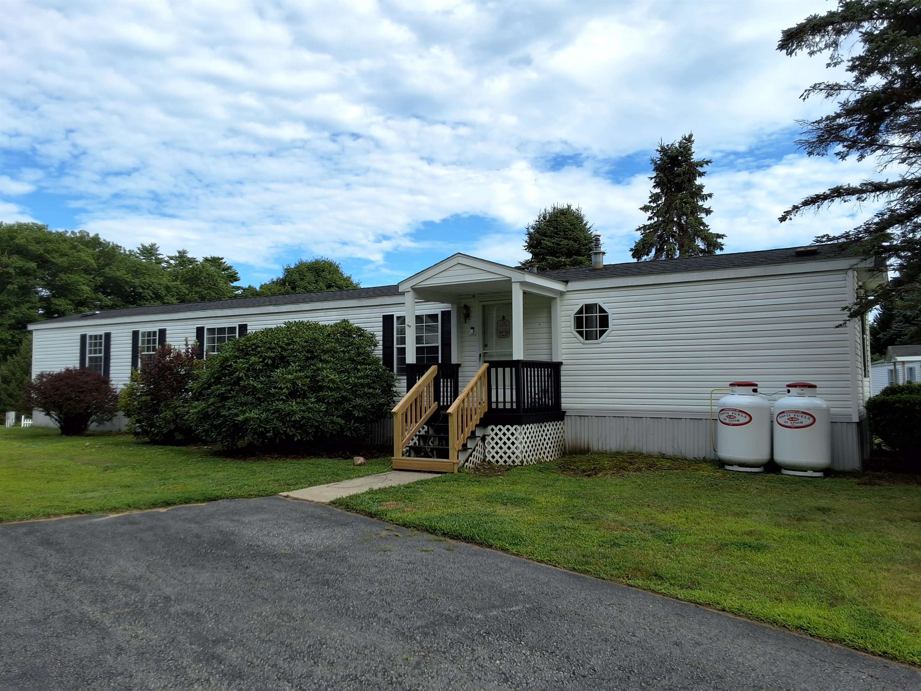 6 Jefferson St, Epsom, NH 03234