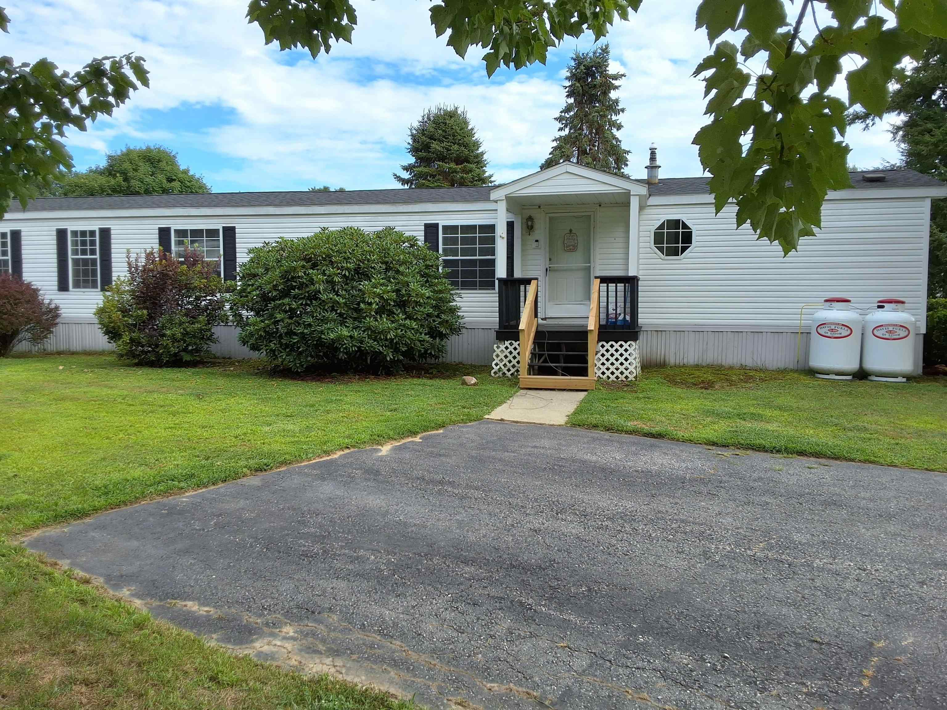 6 Jefferson St, Epsom, NH 03234