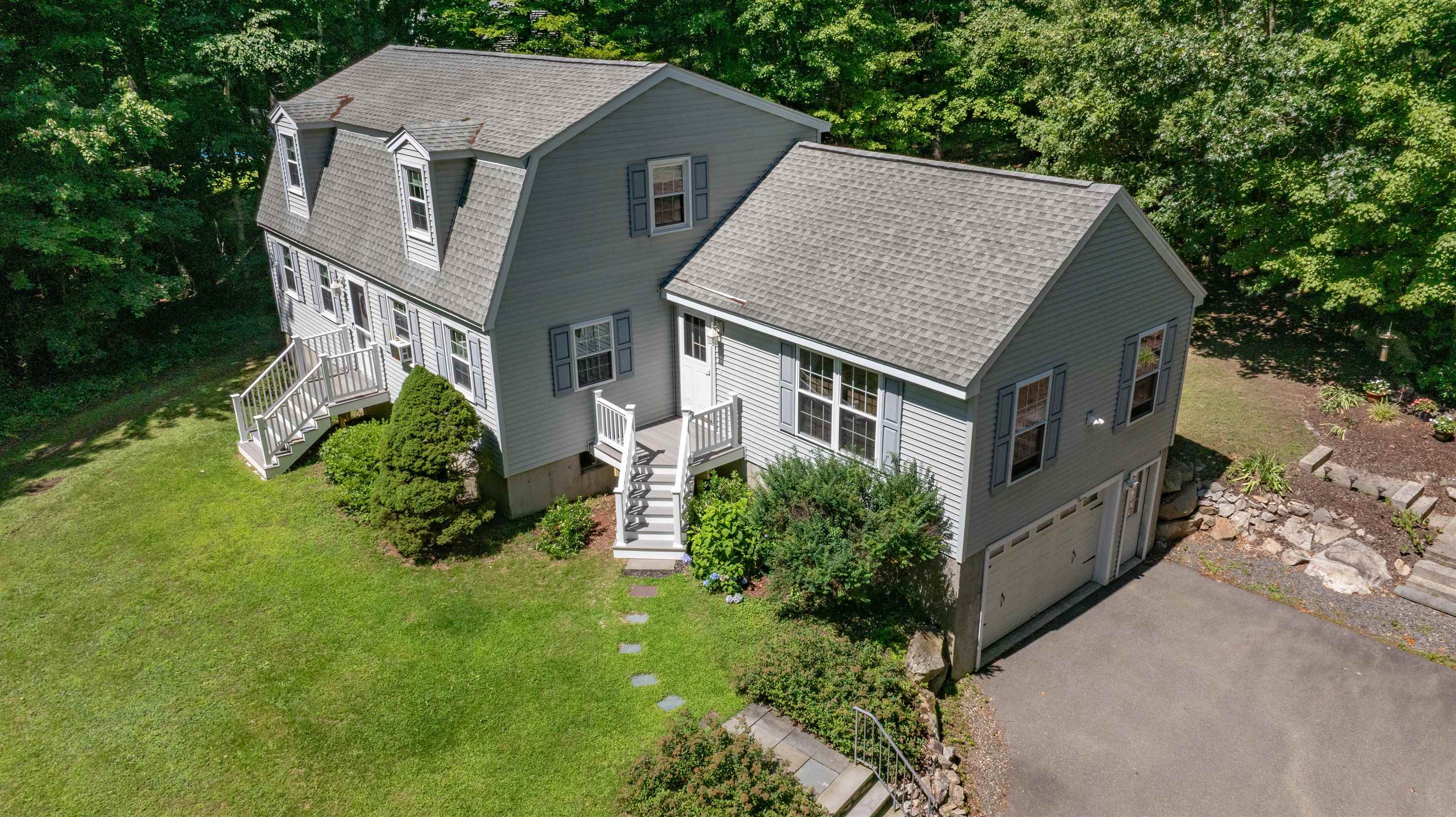 6 Merlin Pl, Londonderry, NH 03053