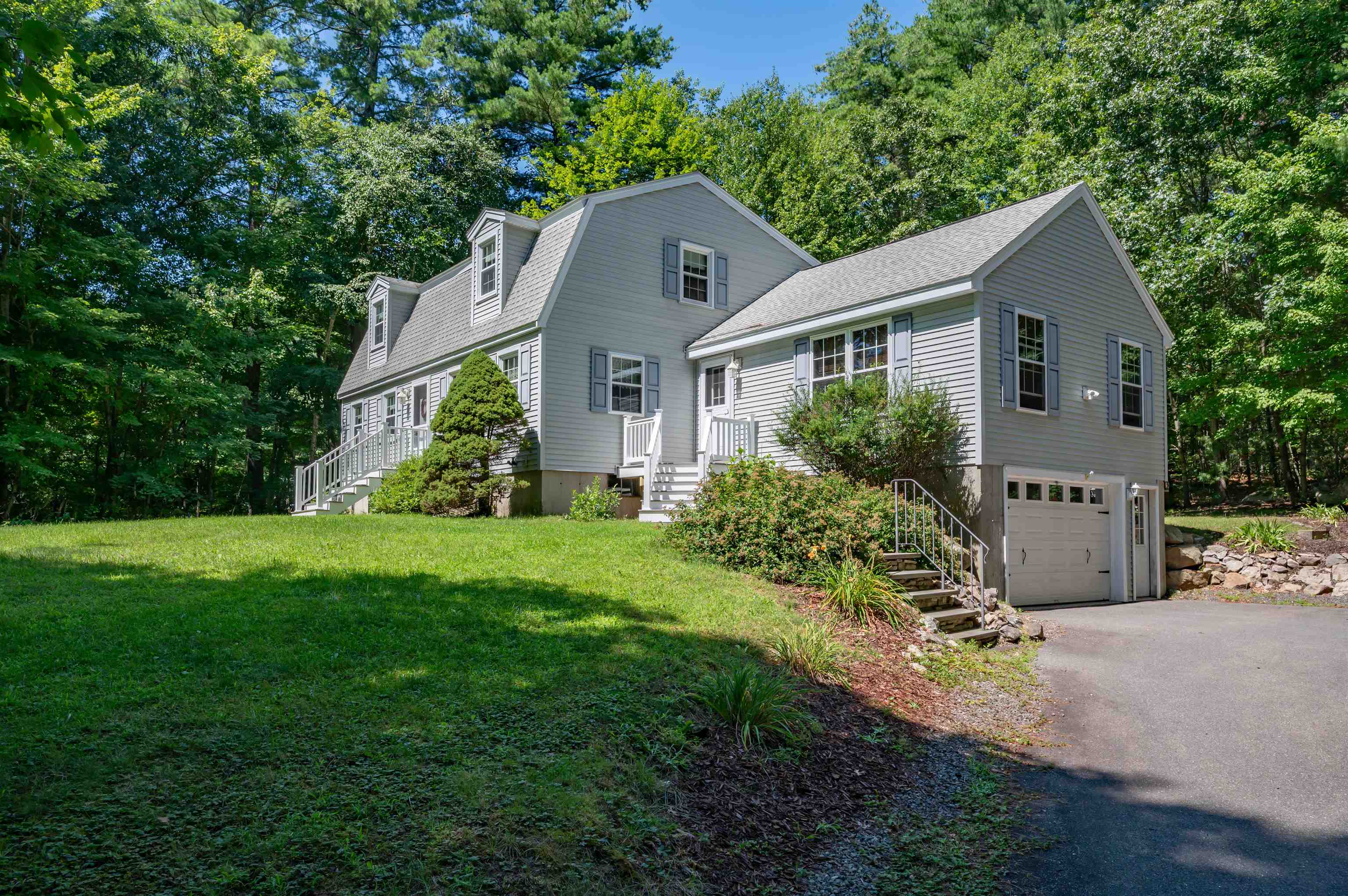 6 Merlin Pl, Londonderry, NH 03053