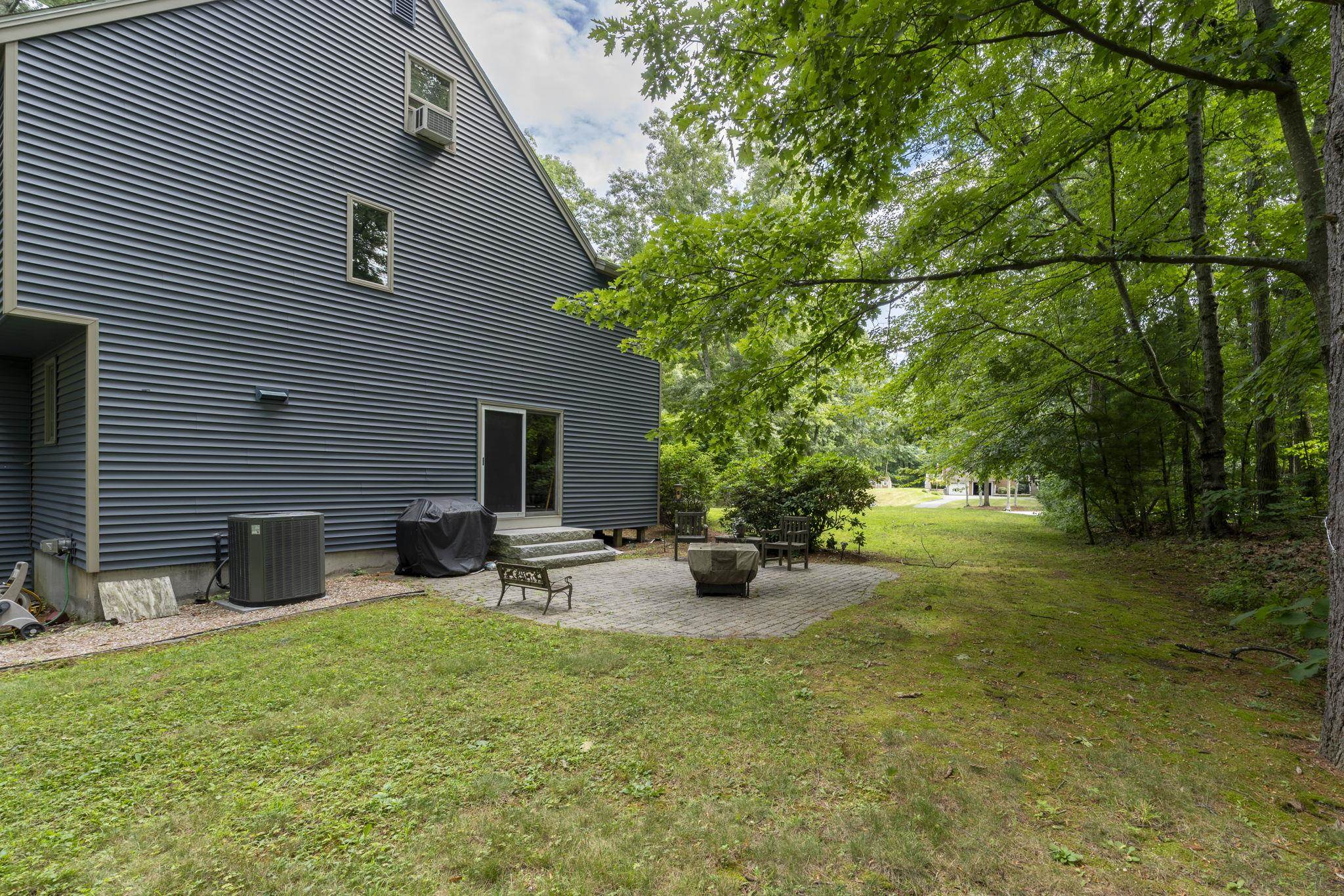 8 Seasons Ln, Londonderry, NH 03053
