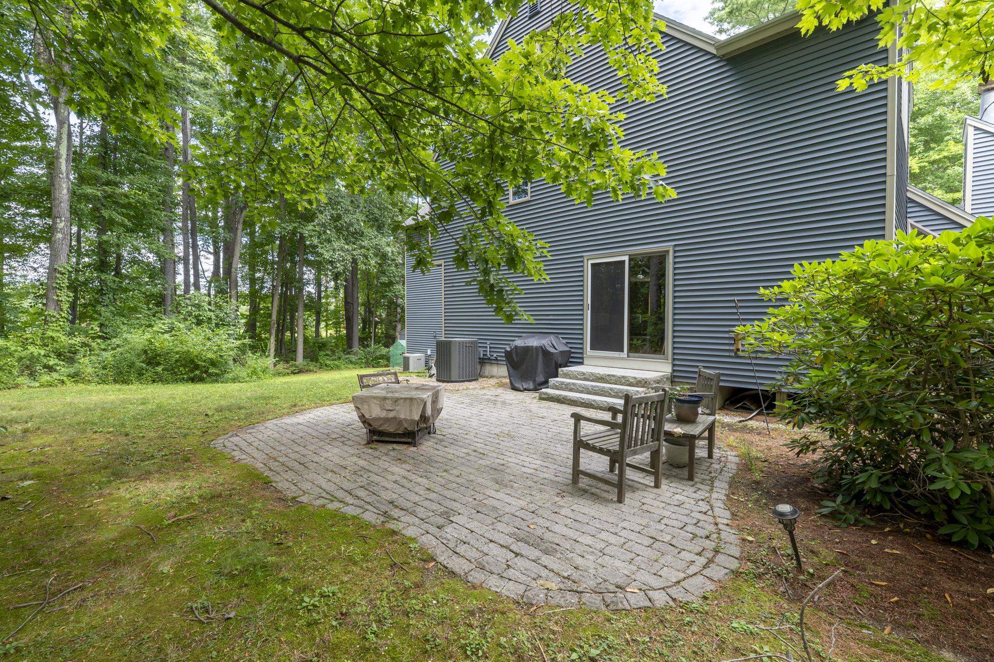 8 Seasons Ln, Londonderry, NH 03053