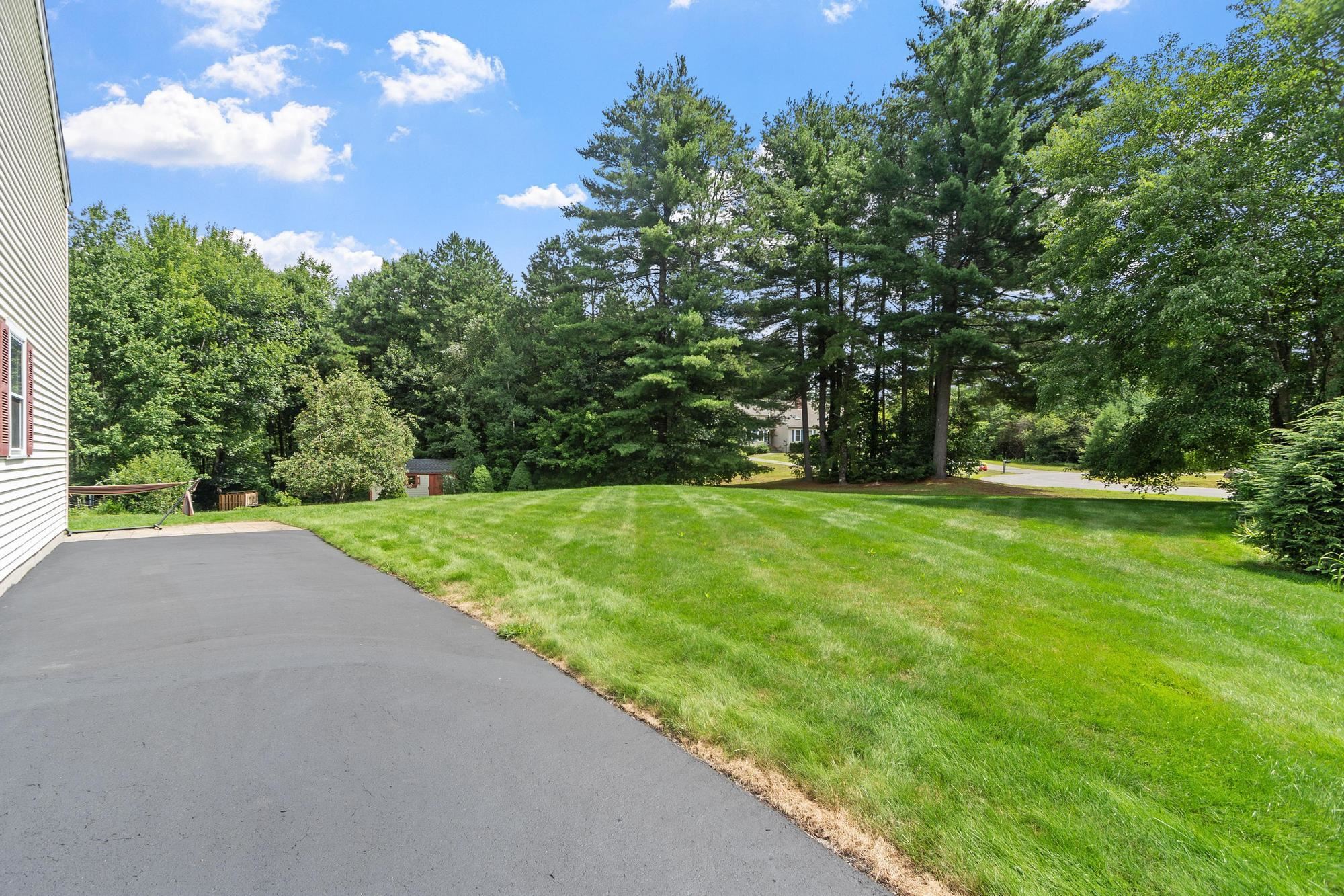 27 Reed St #B, Londonderry, NH 03053