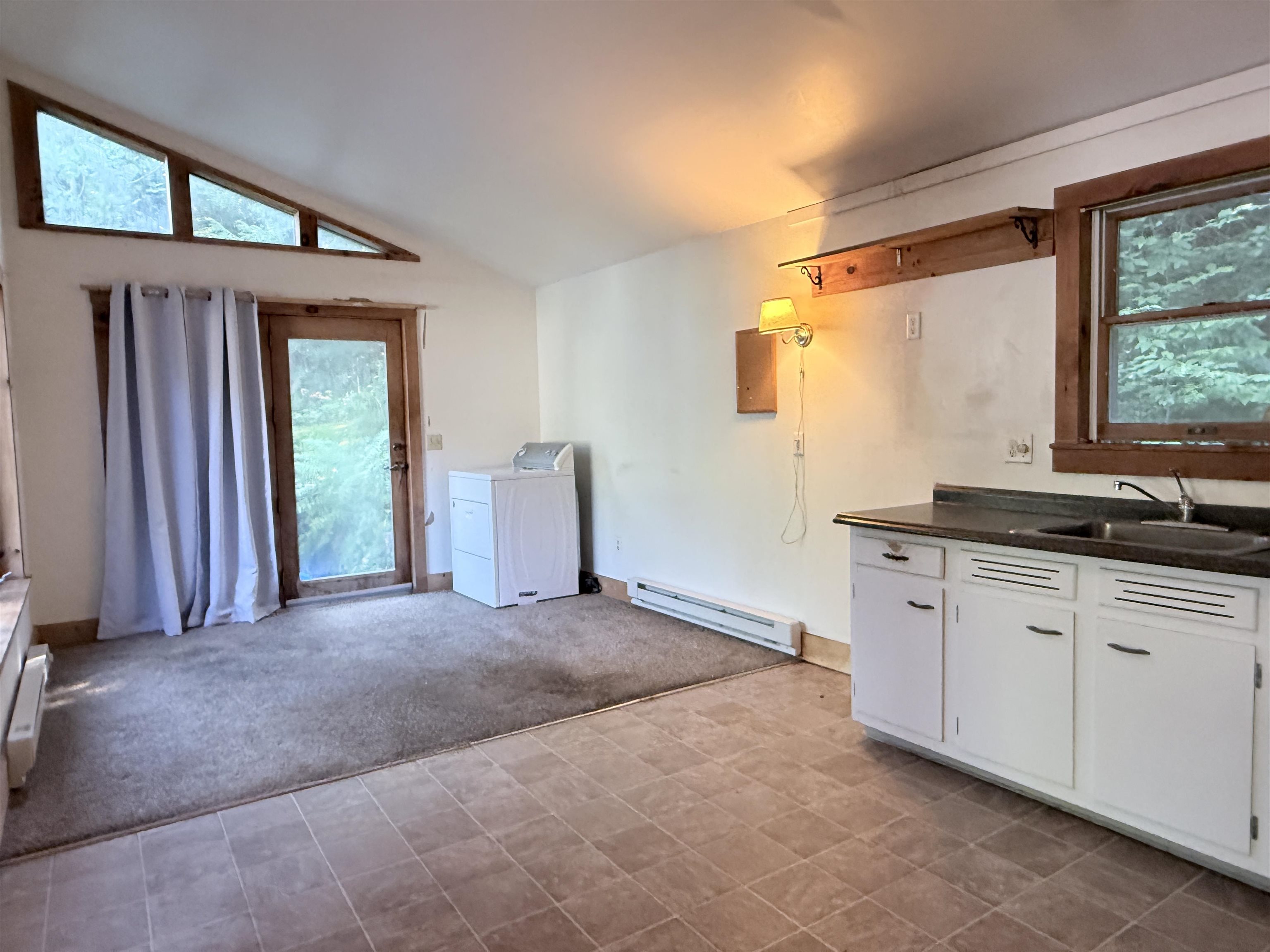 Kitchen area 25936678