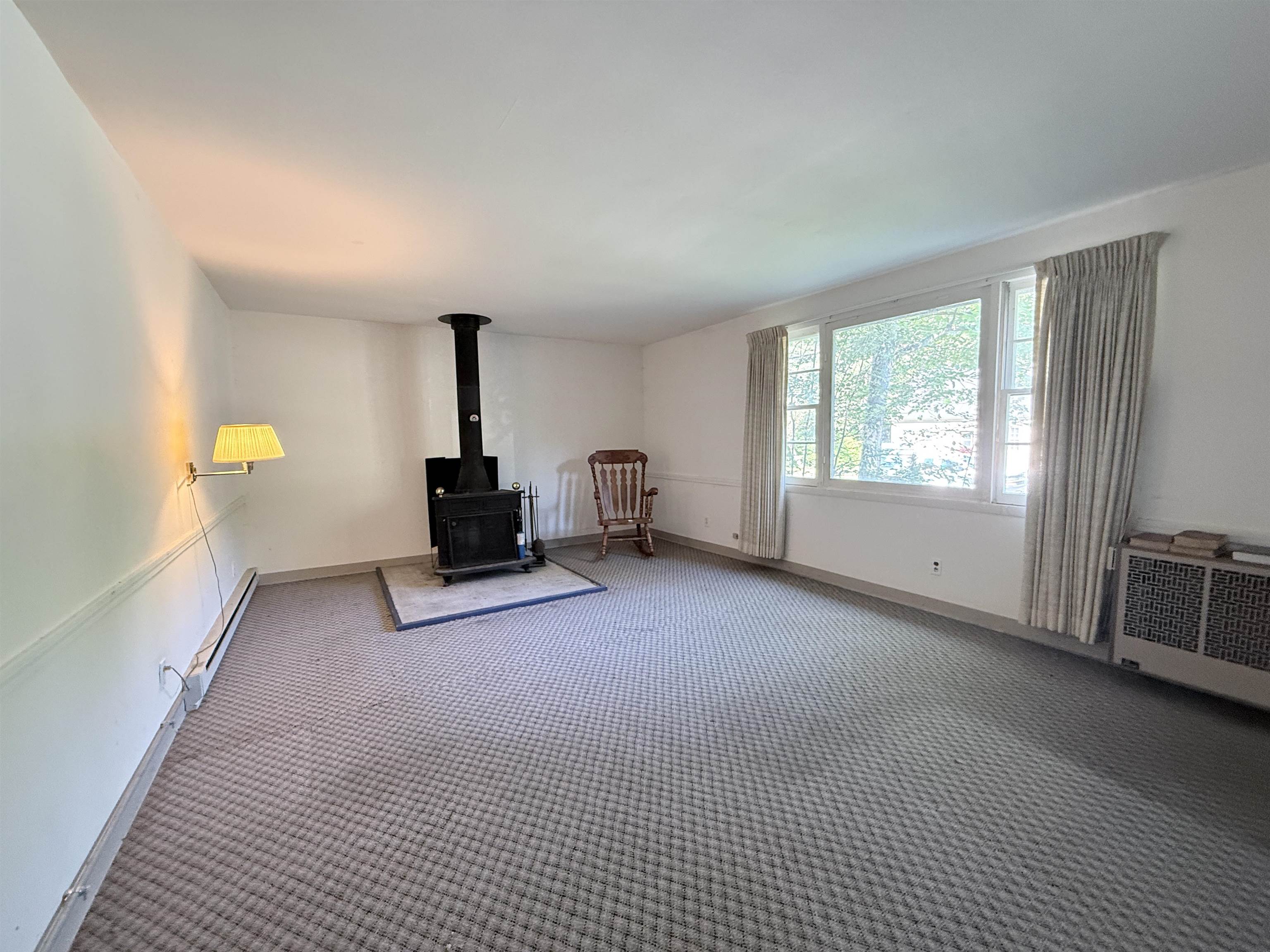 You can see how big this room is! 25936668