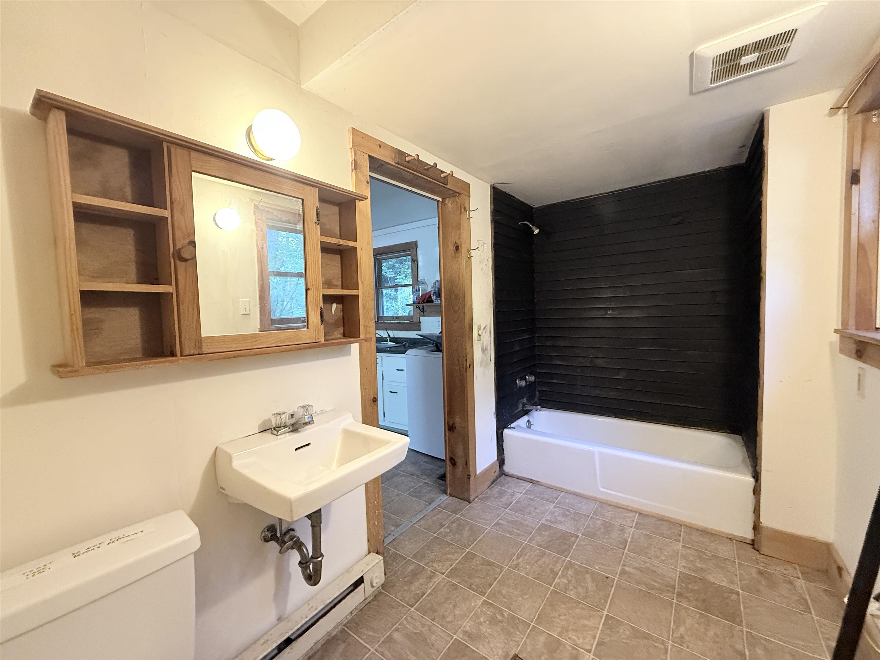 Full bath 25936675