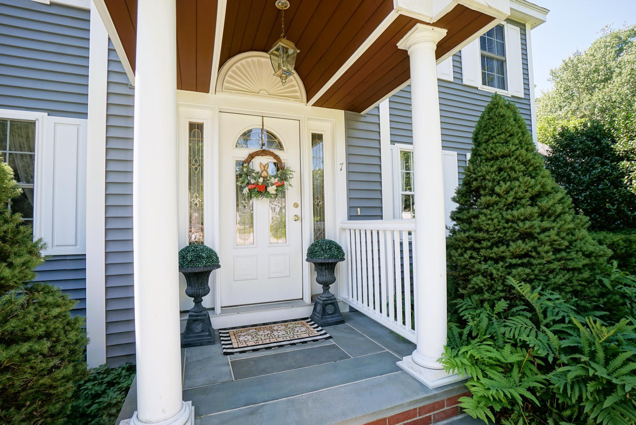 7 Harmony Dr, Londonderry, NH 03053