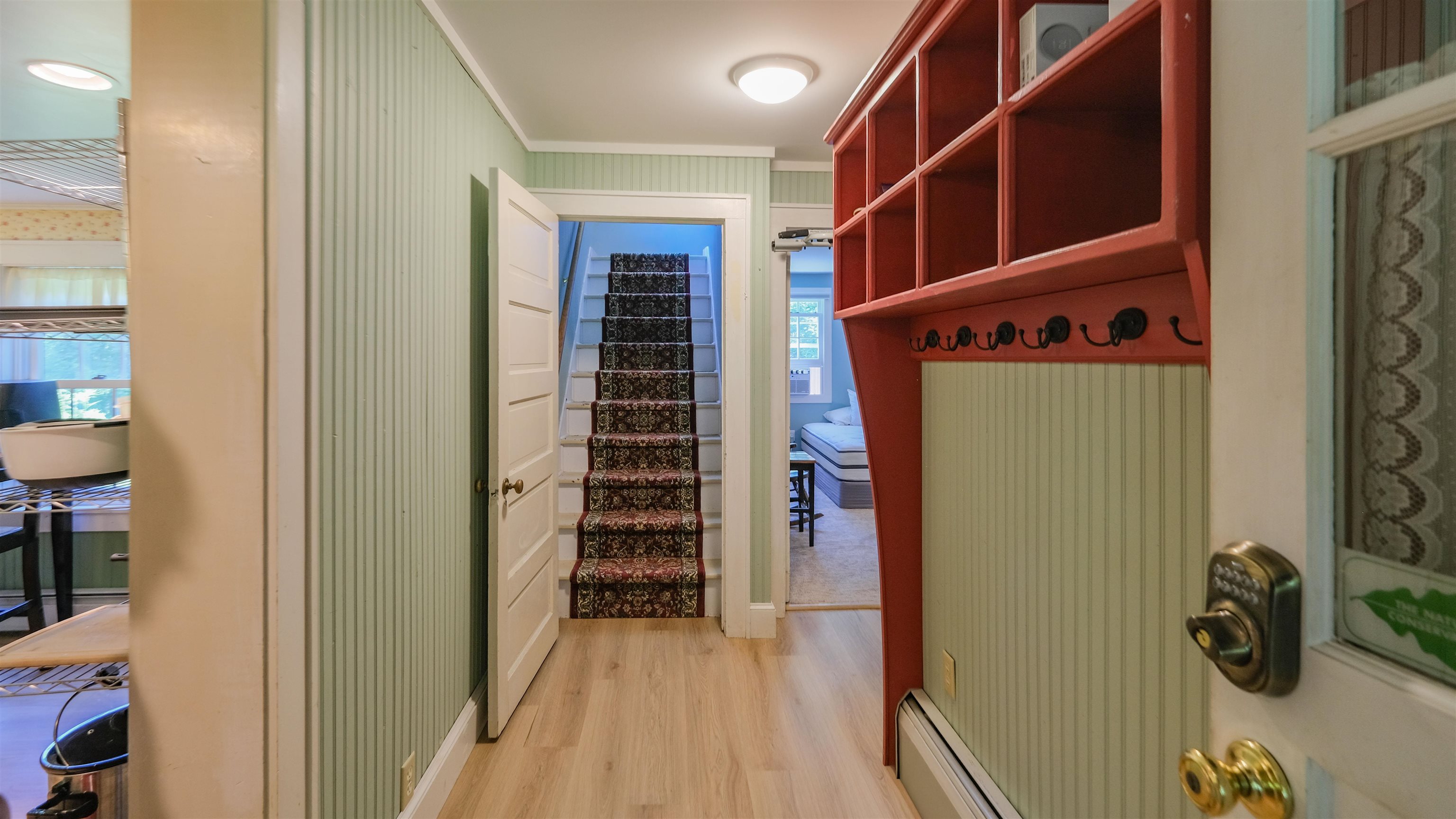 Apartment Mudroom 25930414