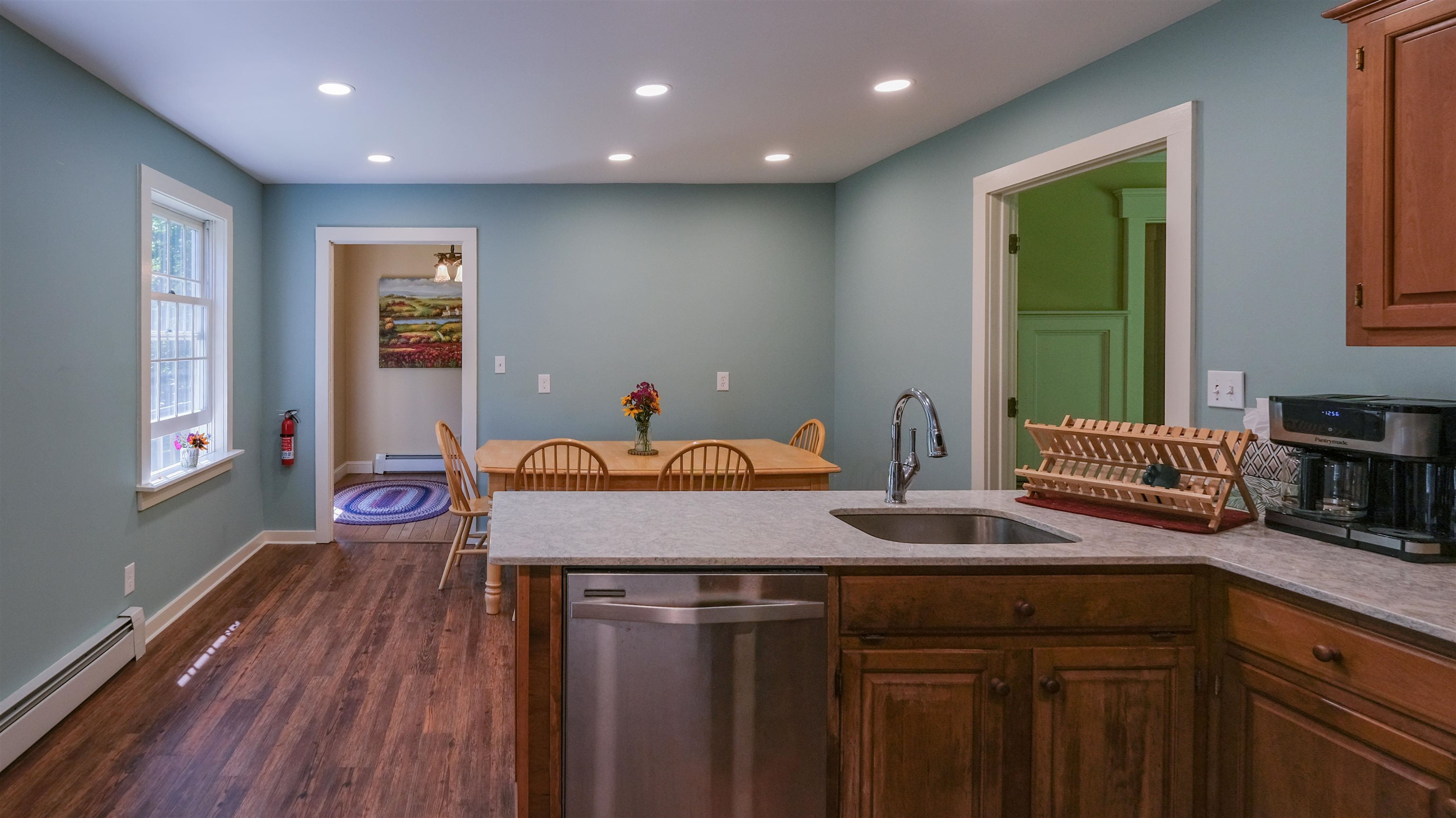 Kitchen with Eat-in Dining Area 25930334