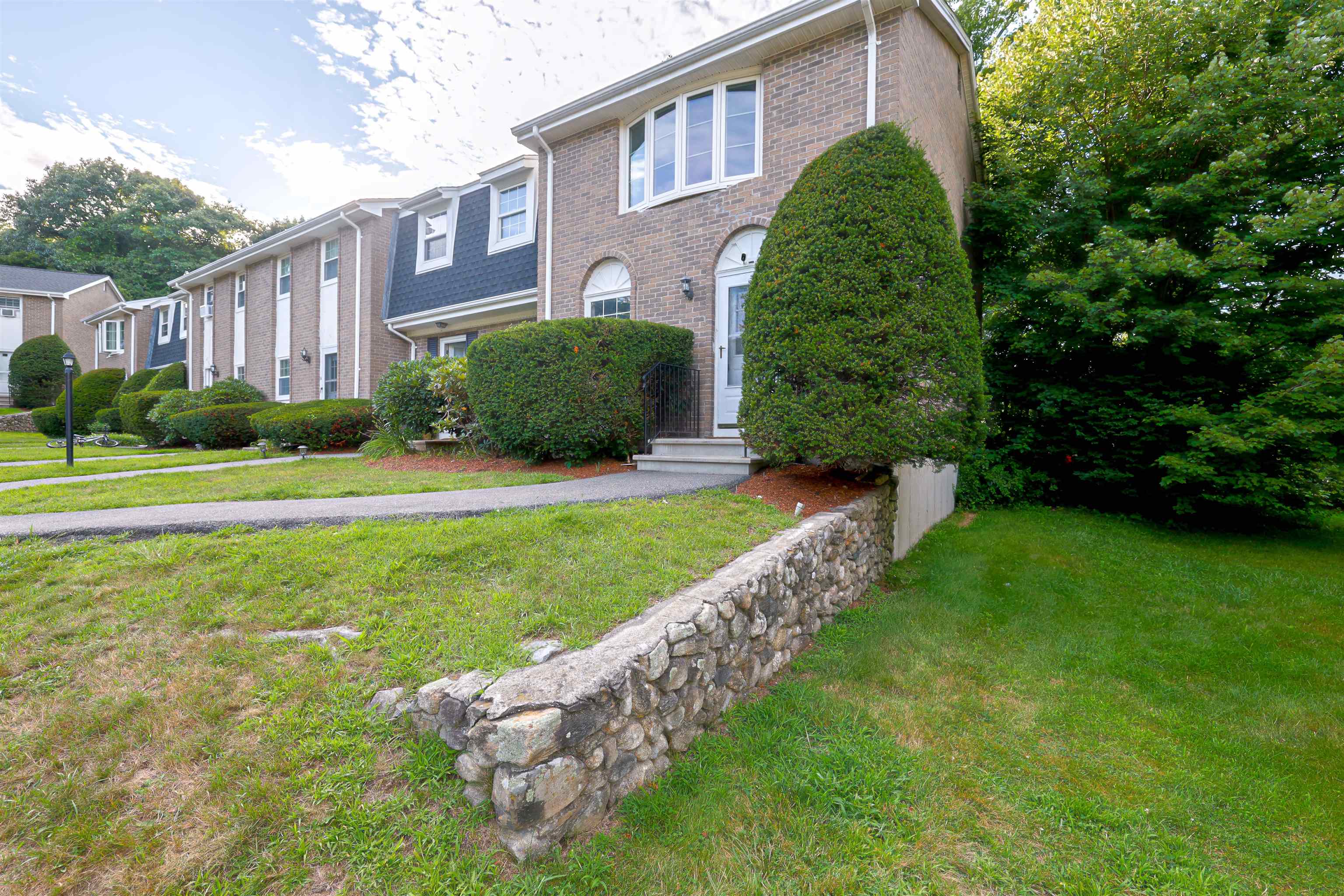 7 Fieldstone Dr, Londonderry, NH 03053