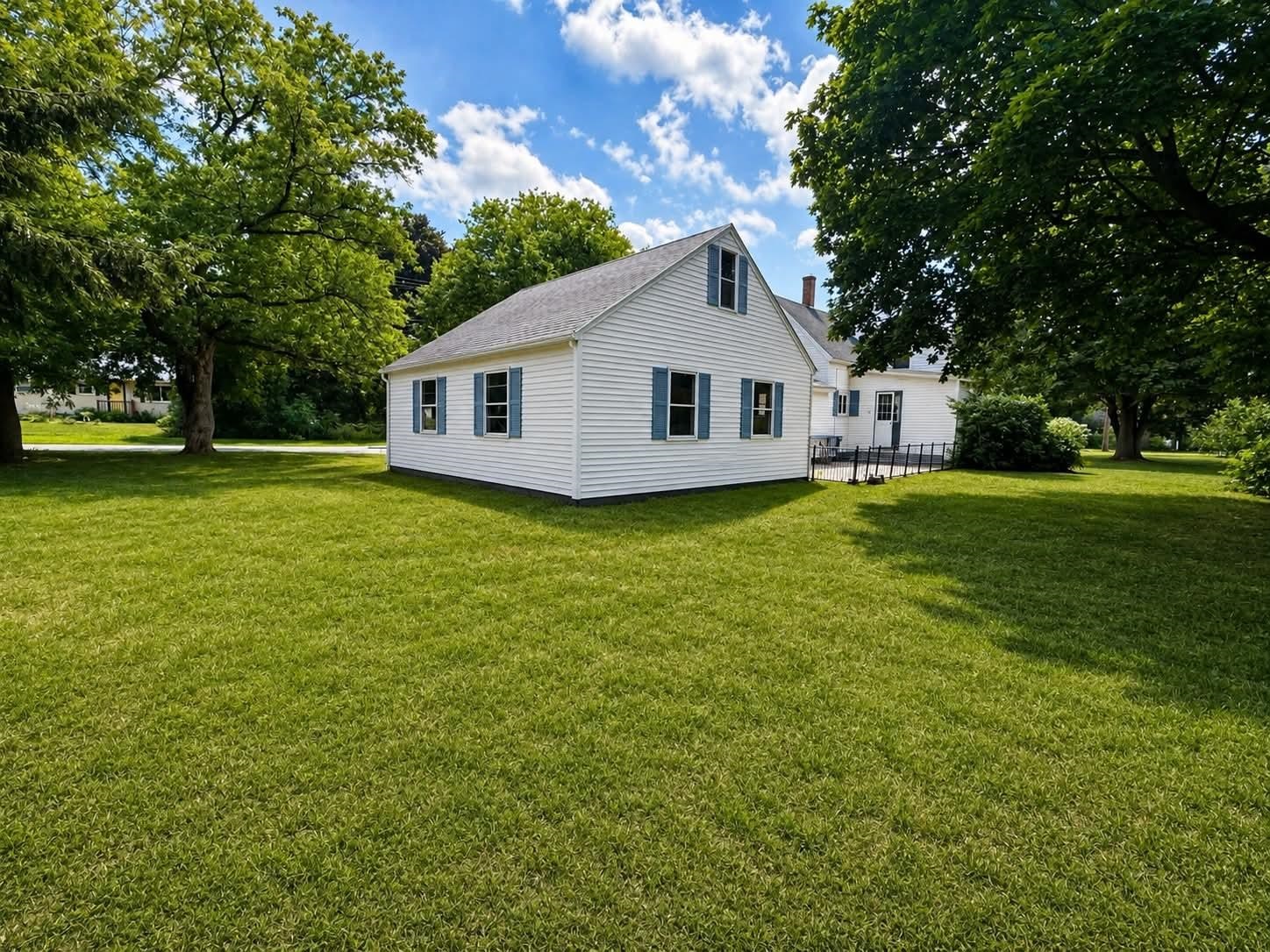 429 Elm St, Laconia, NH 03246