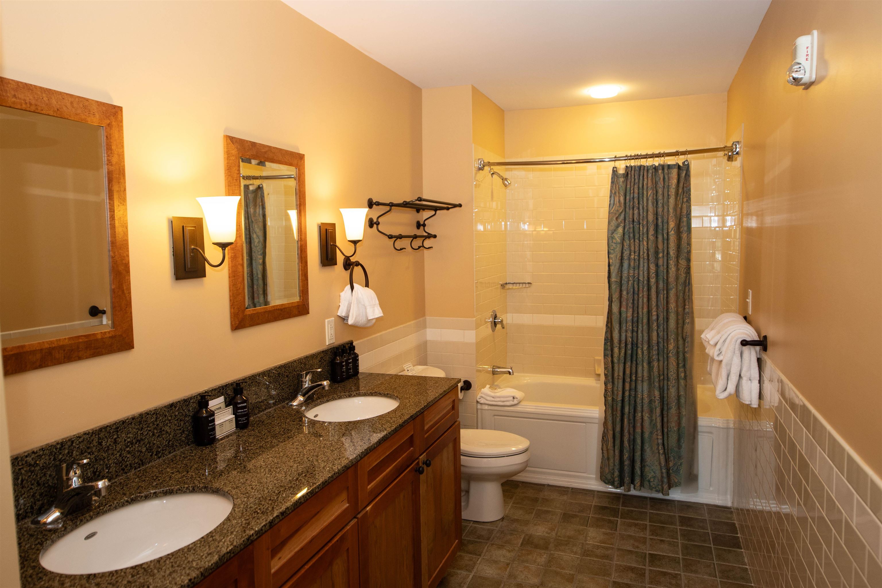 Spacious full bath with 2 sinks for primary bed room