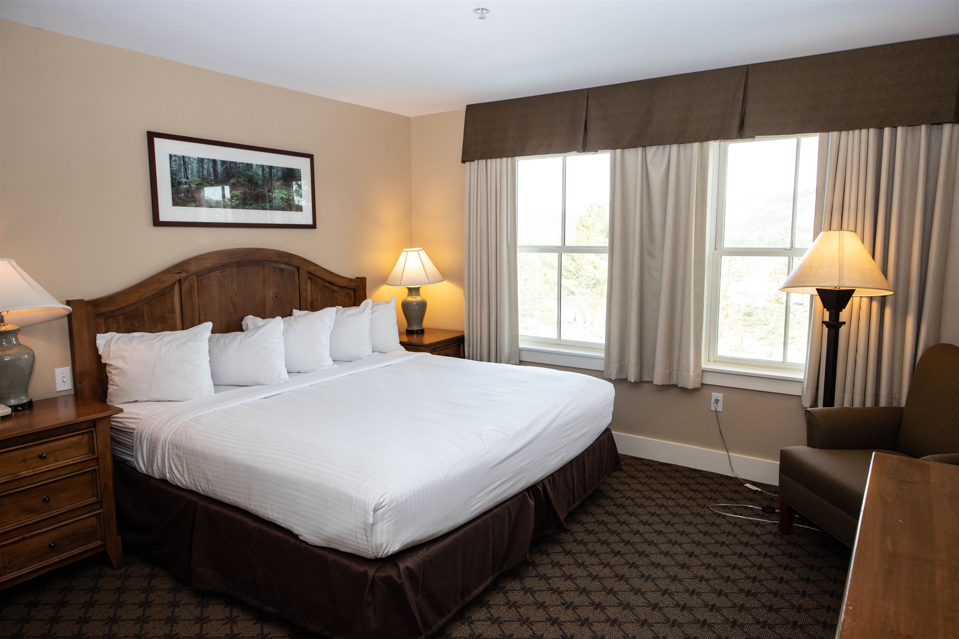 King bed with ensuite full bath