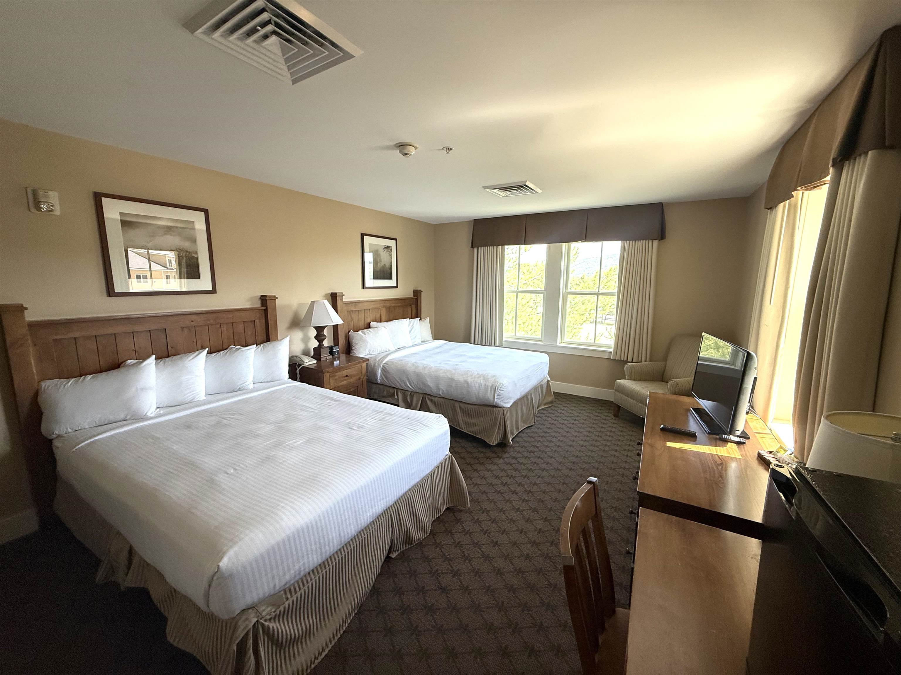 Spacious lock out Inn room