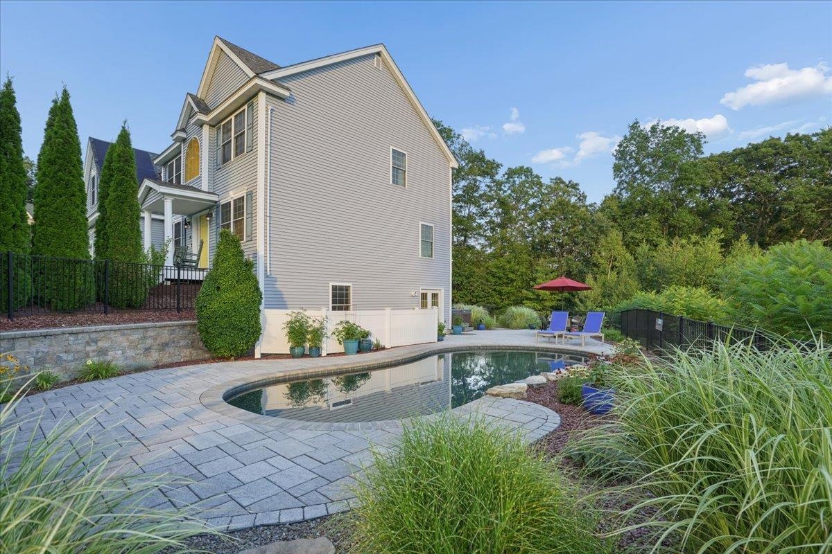 40 Seavey Dr, Auburn, NH 03032-3551