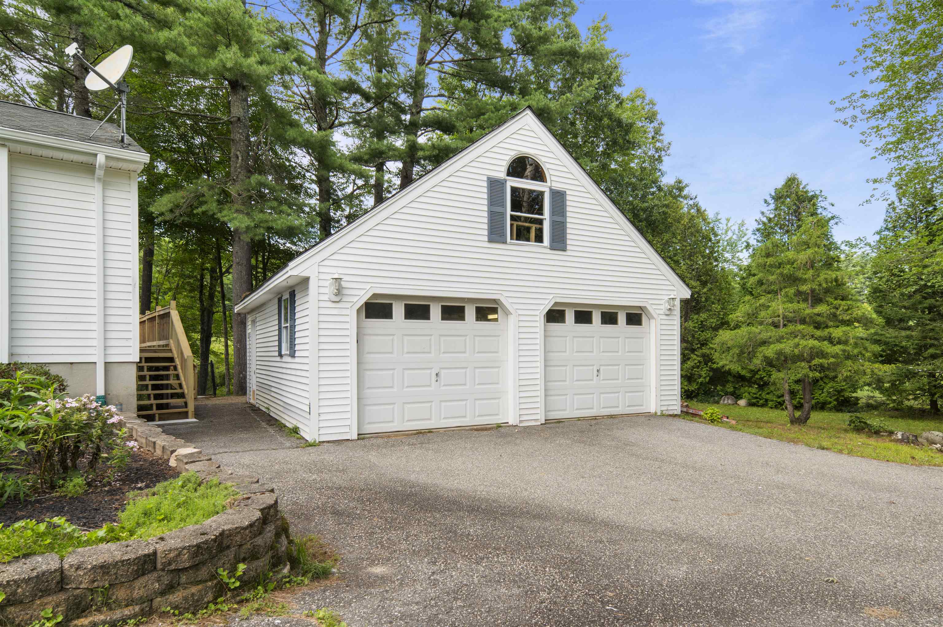 2 Bayou Dr, Raymond, NH 03077-2364