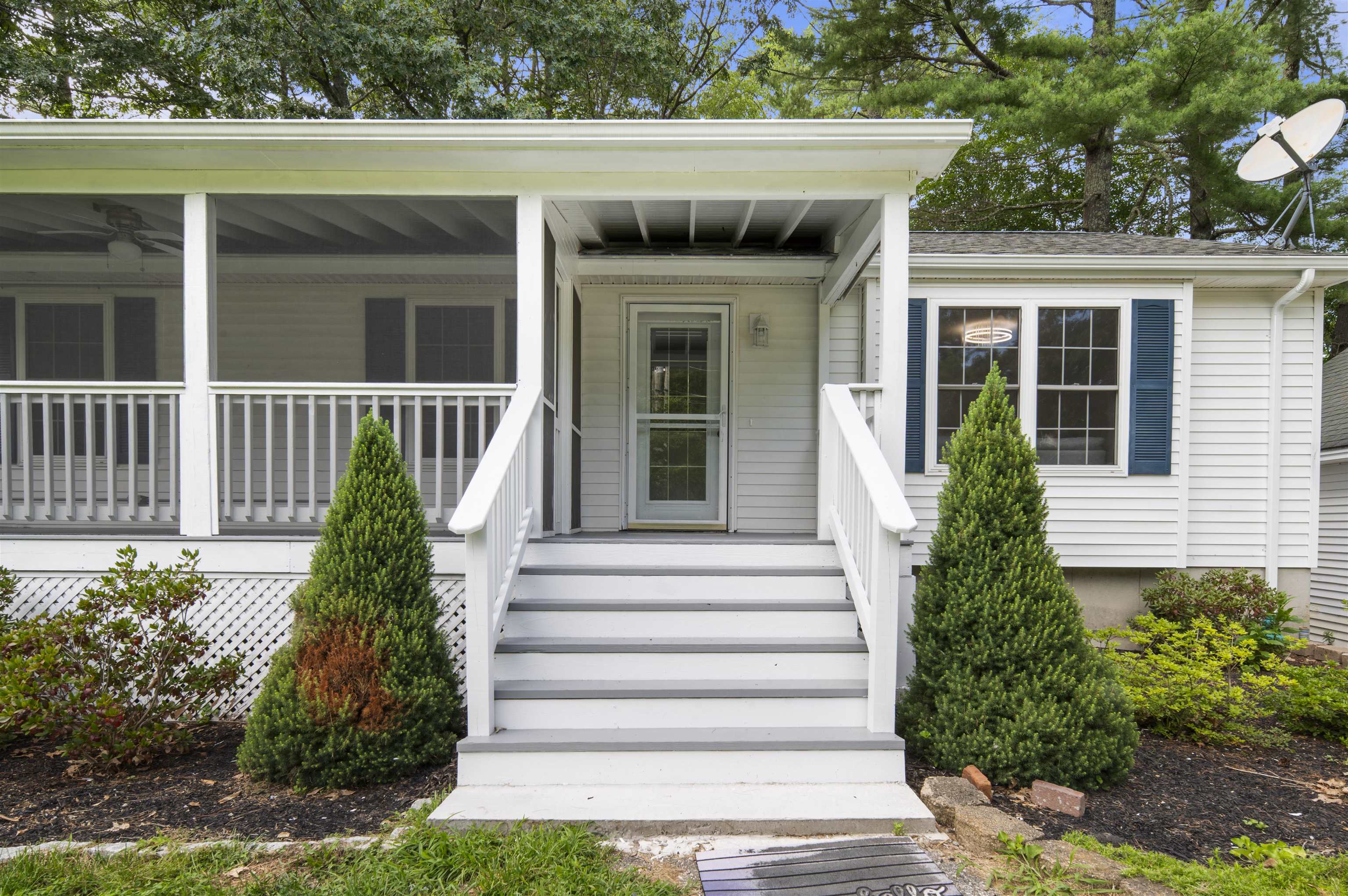 2 Bayou Dr, Raymond, NH 03077-2364