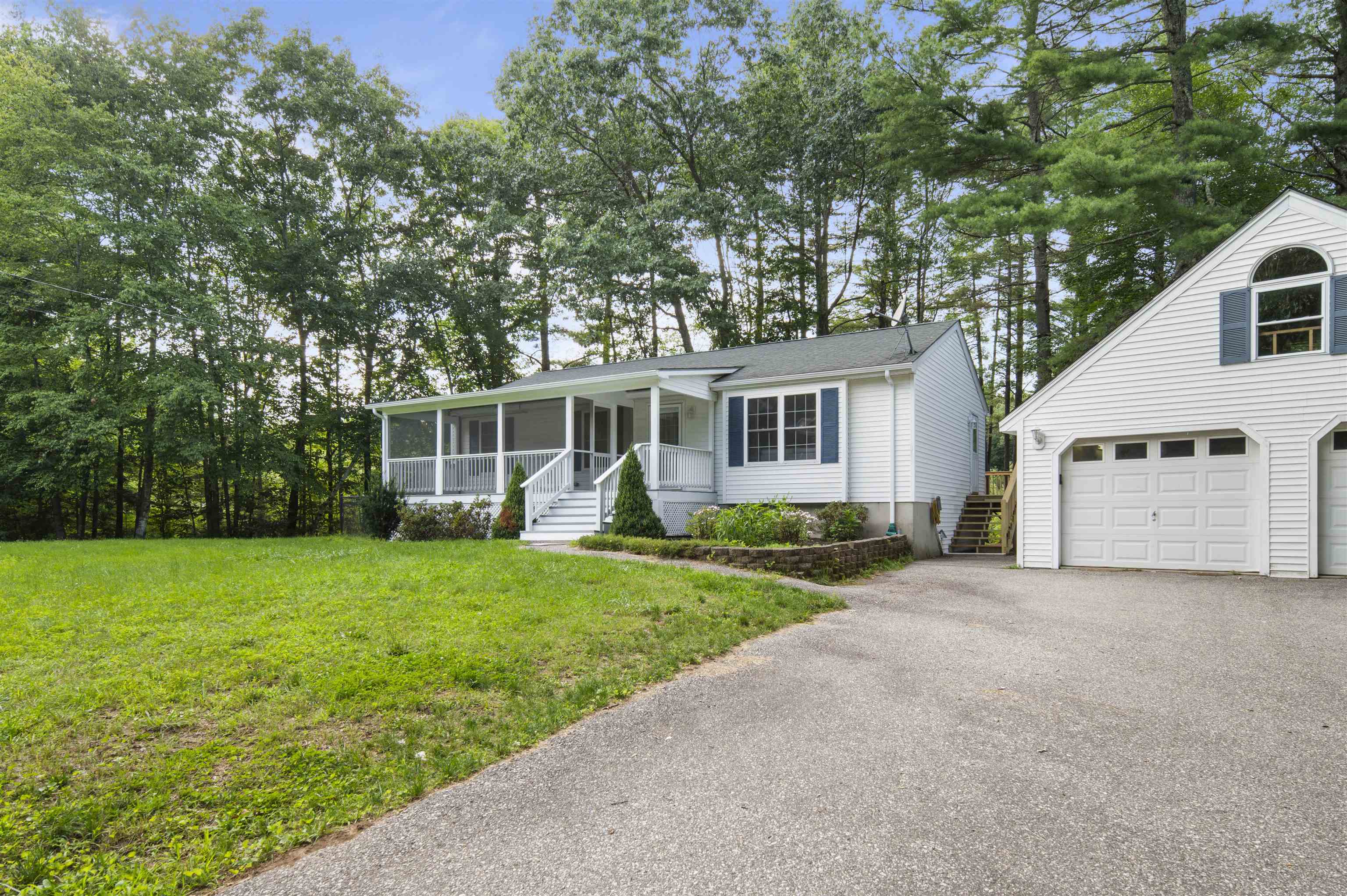 2 Bayou Dr, Raymond, NH 03077-2364