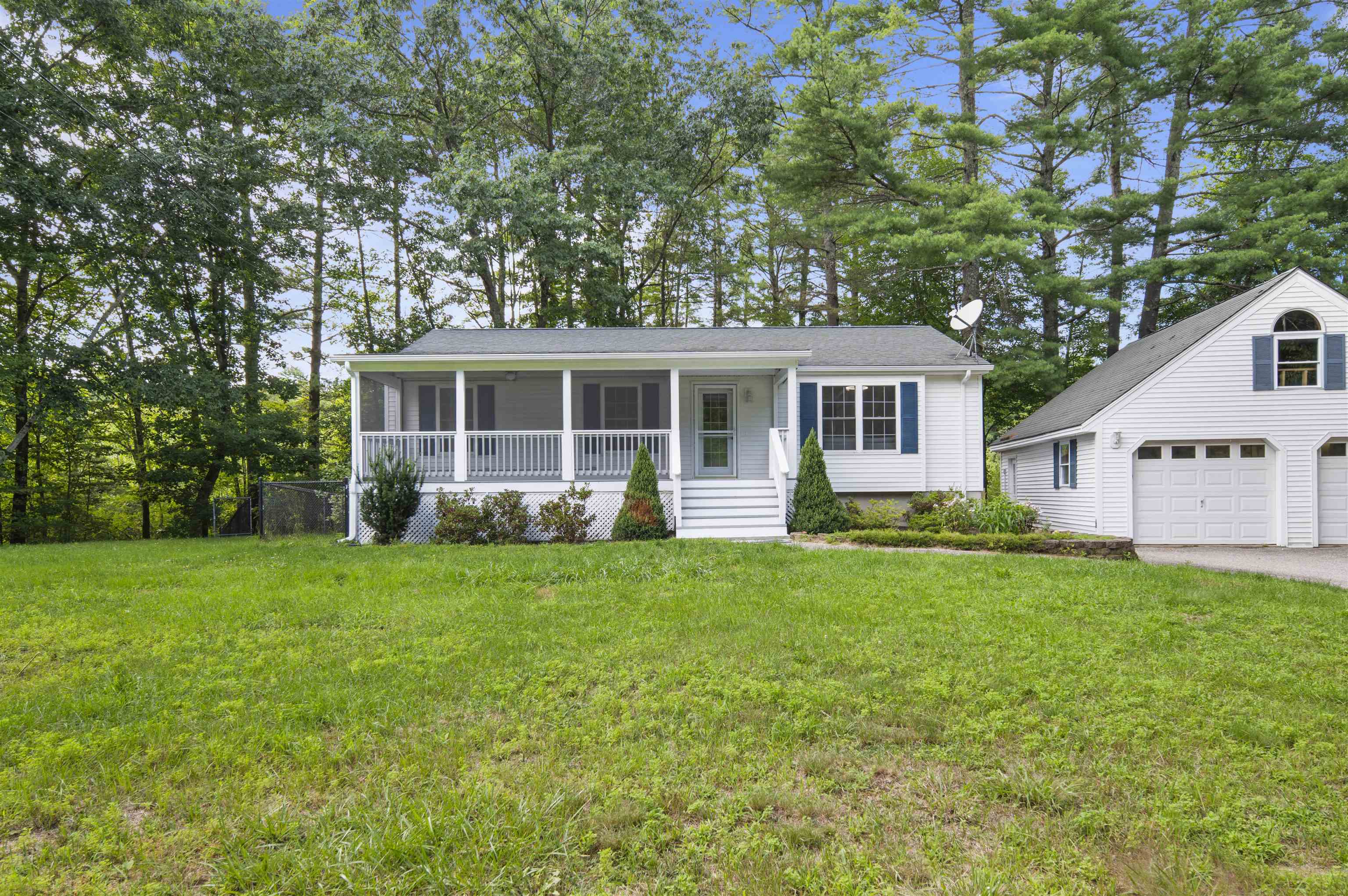 2 Bayou Dr, Raymond, NH 03077-2364