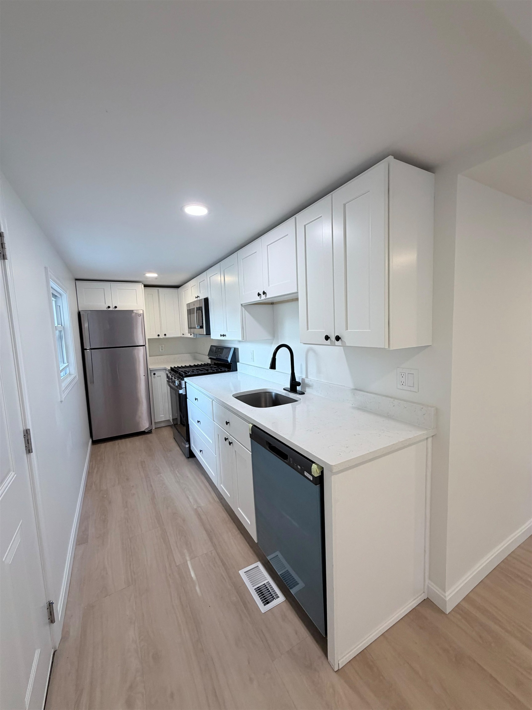 35 Highland Ave, Derry, NH 03038