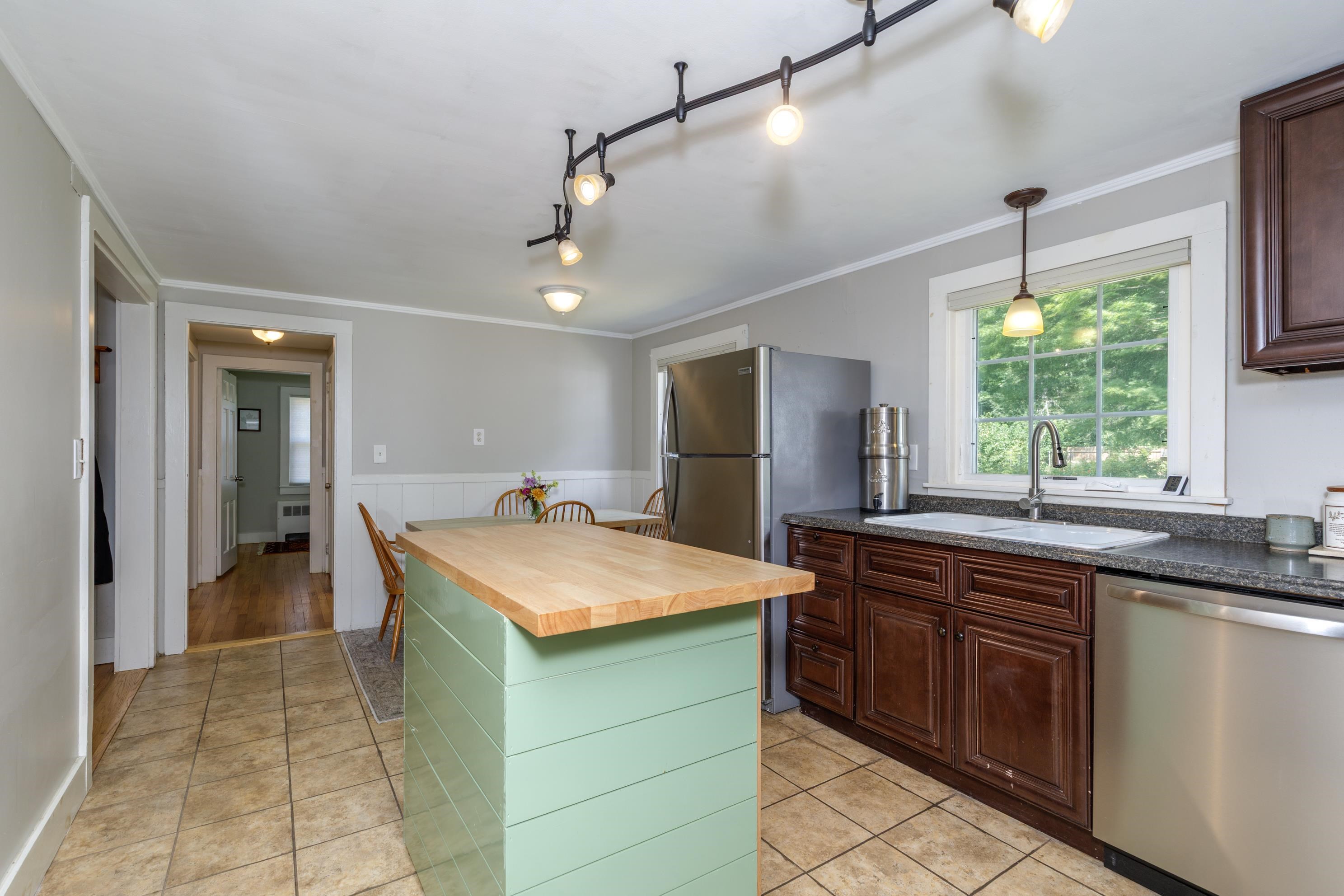 60 Mountain Rd, Concord, NH 03301