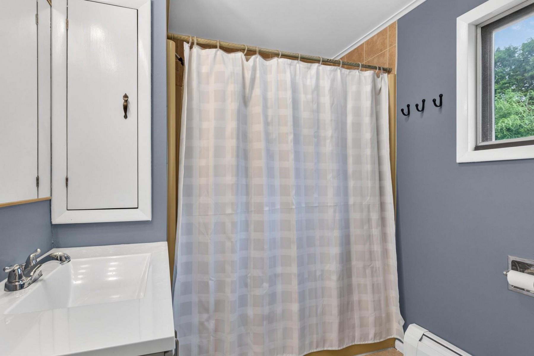 Unit 1 Full bathroom.