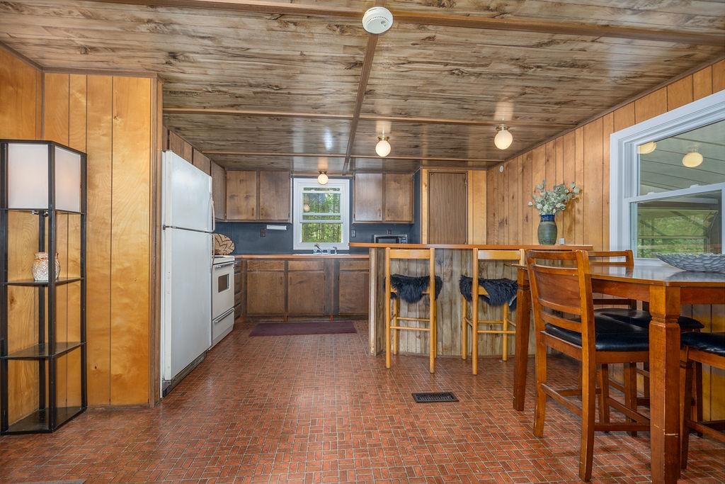 169 Calef Hw, Lee, NH 03861