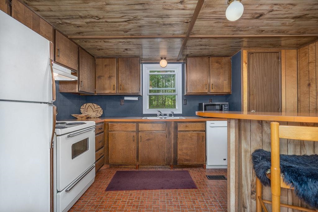 169 Calef Hw, Lee, NH 03861