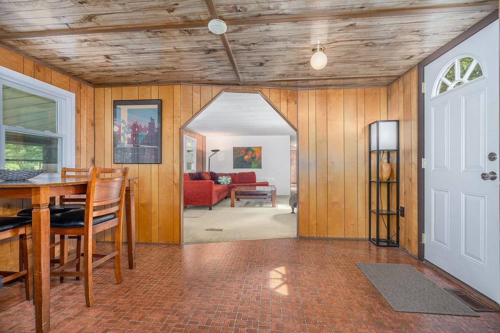 169 Calef Hw, Lee, NH 03861
