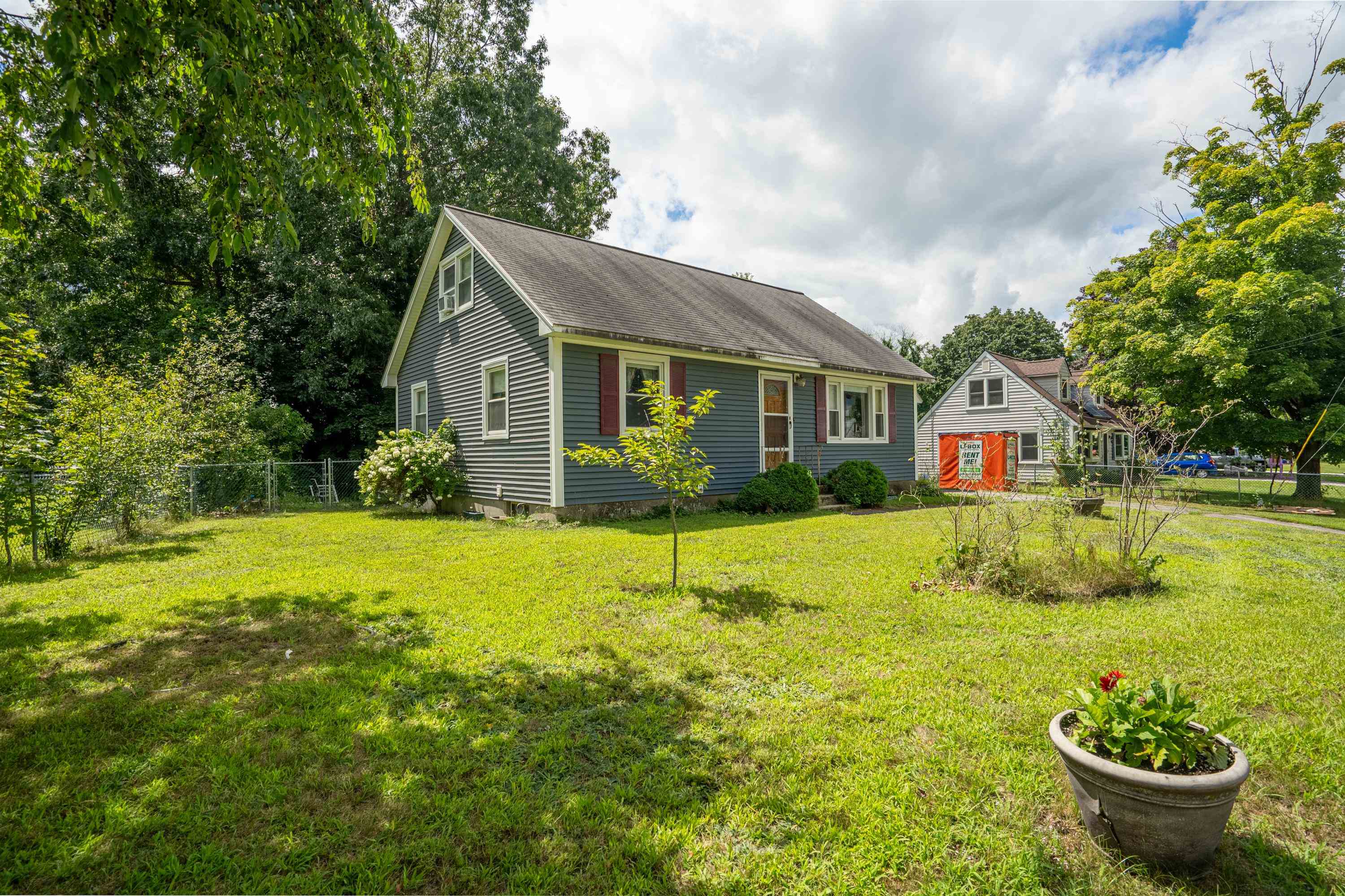 9 Phillips Dr, Hudson, NH 03051
