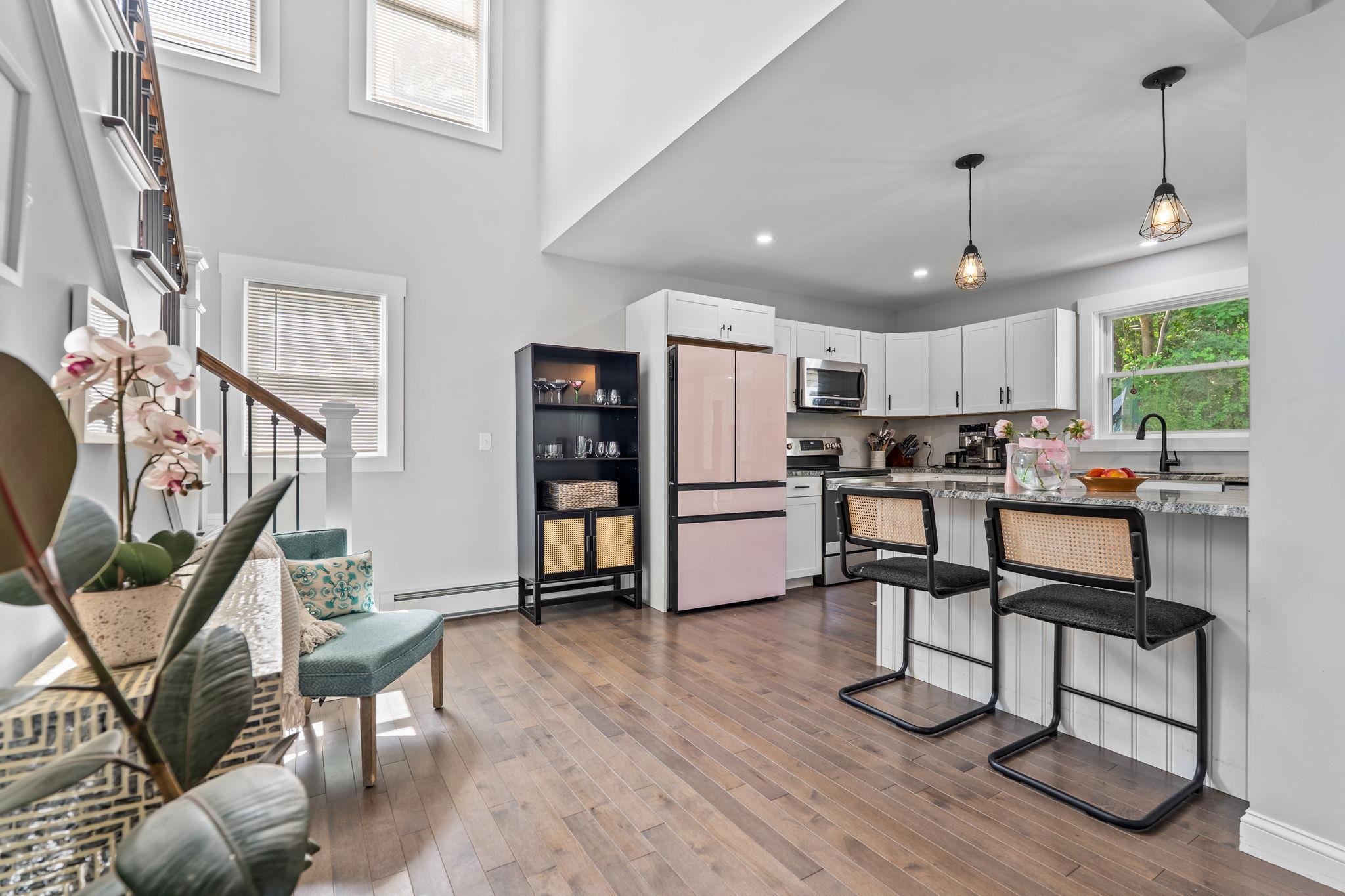 Open Concept - Stairs to Second Level 25586754