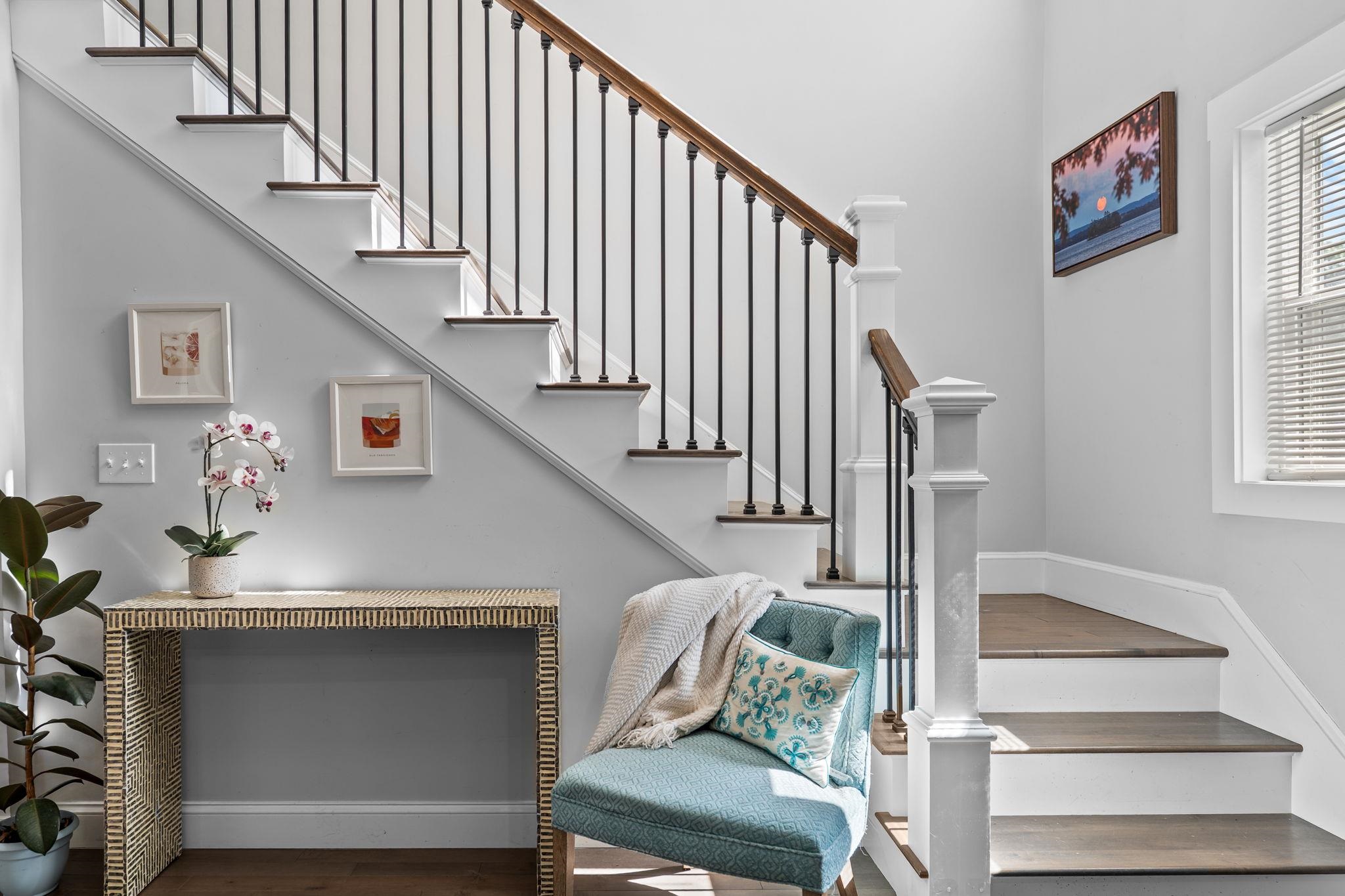 Stairs to Second Level 25586752