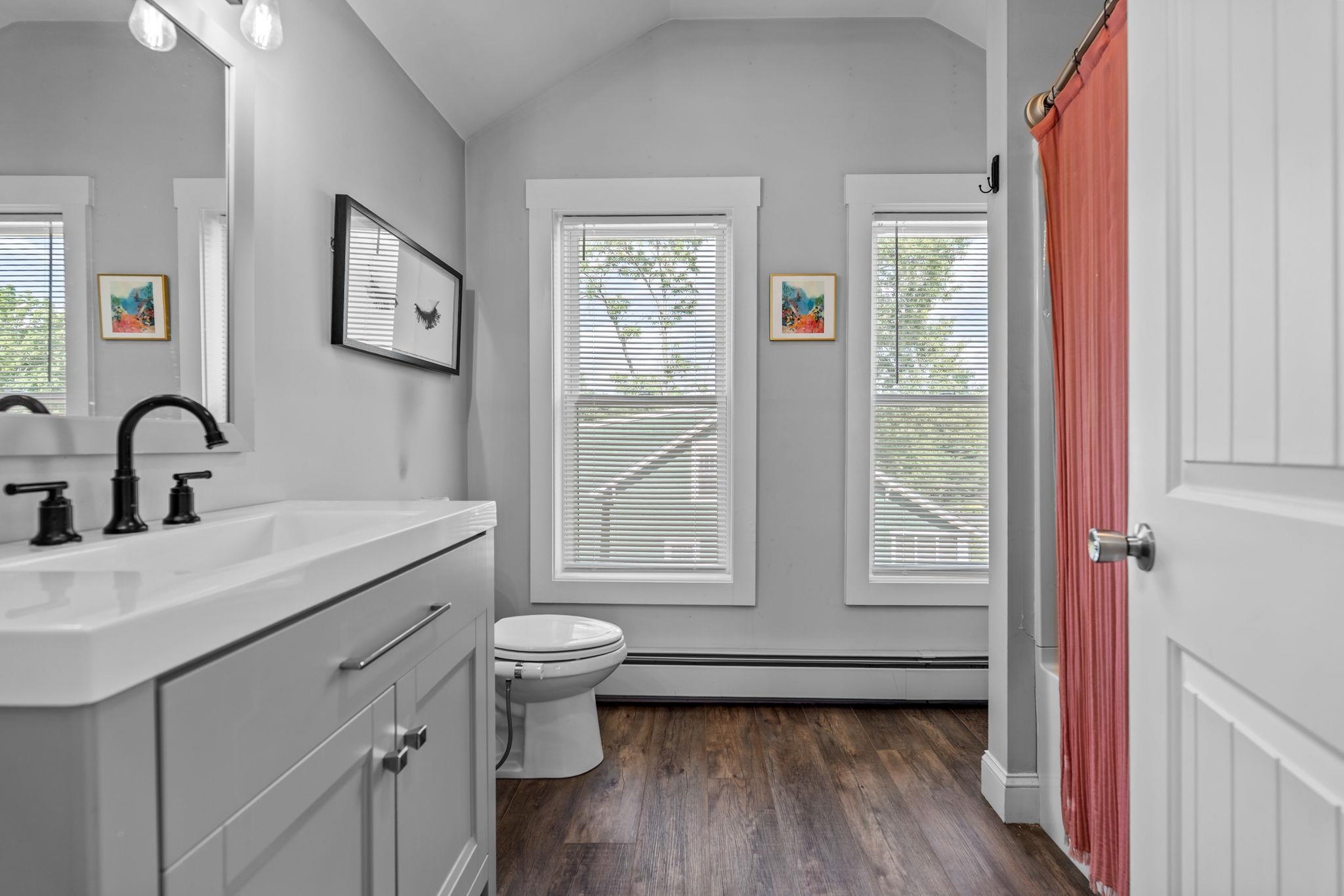 Second Level Full Bathroom 25586750