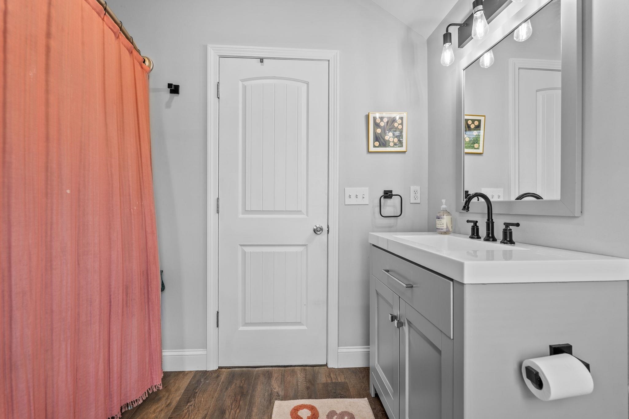 Second Level Full Bathroom 25586751