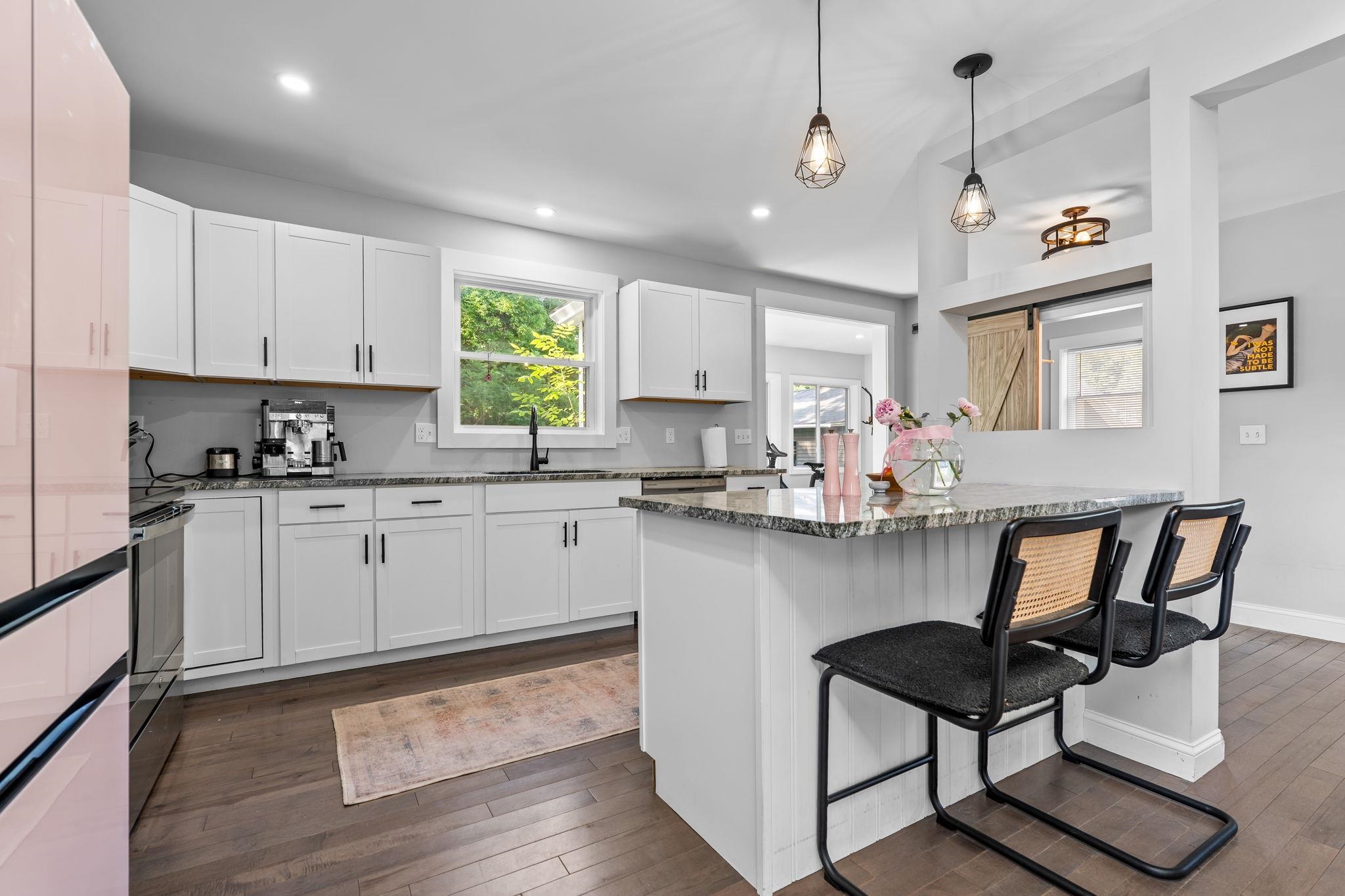 Kitchen with built-in Island 25586755