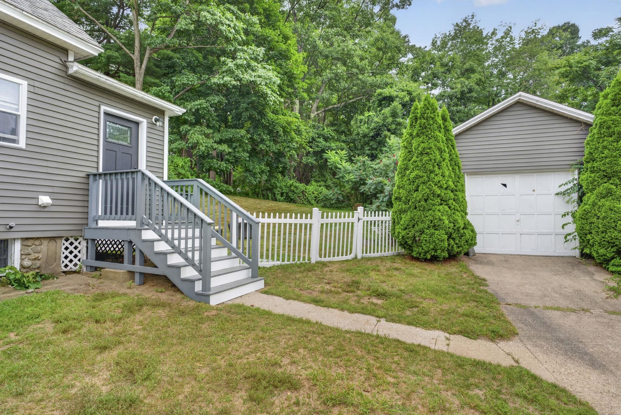 Side Entrance and Garage 25886342