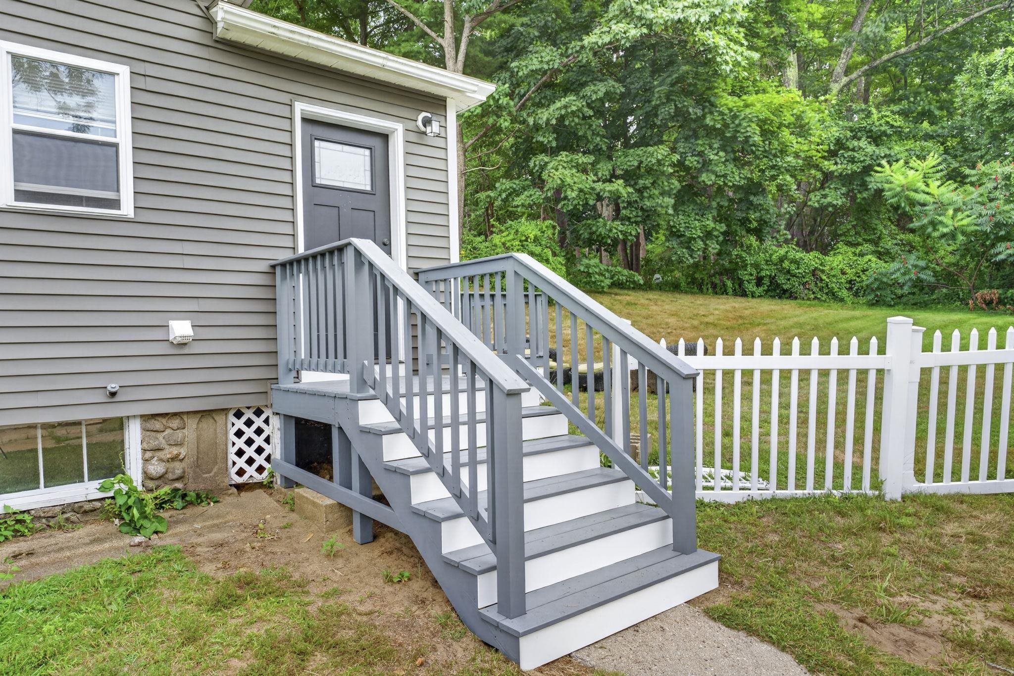 Side Entrance 25886343