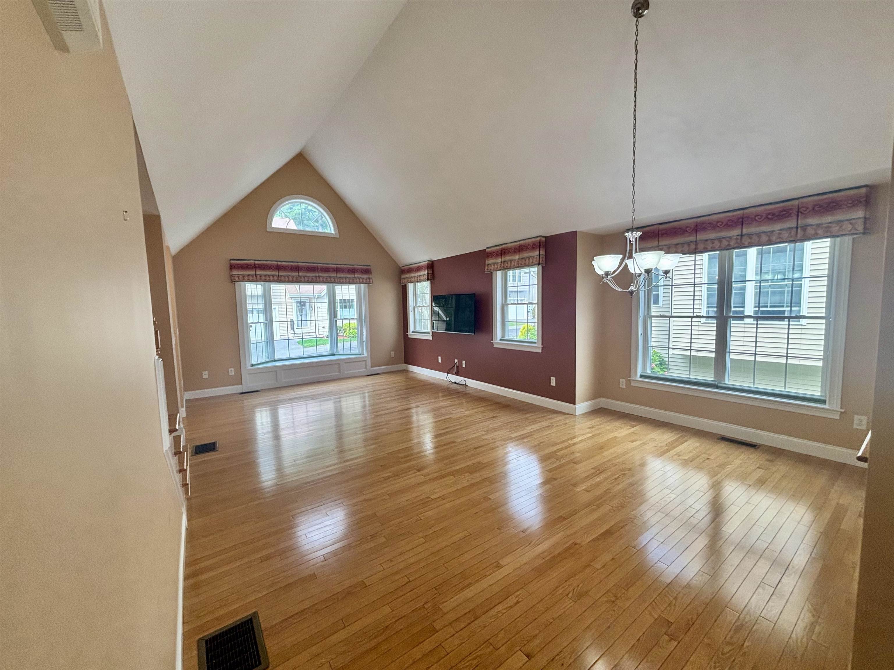 19 Town Village Dr #19, Salem, NH 03079