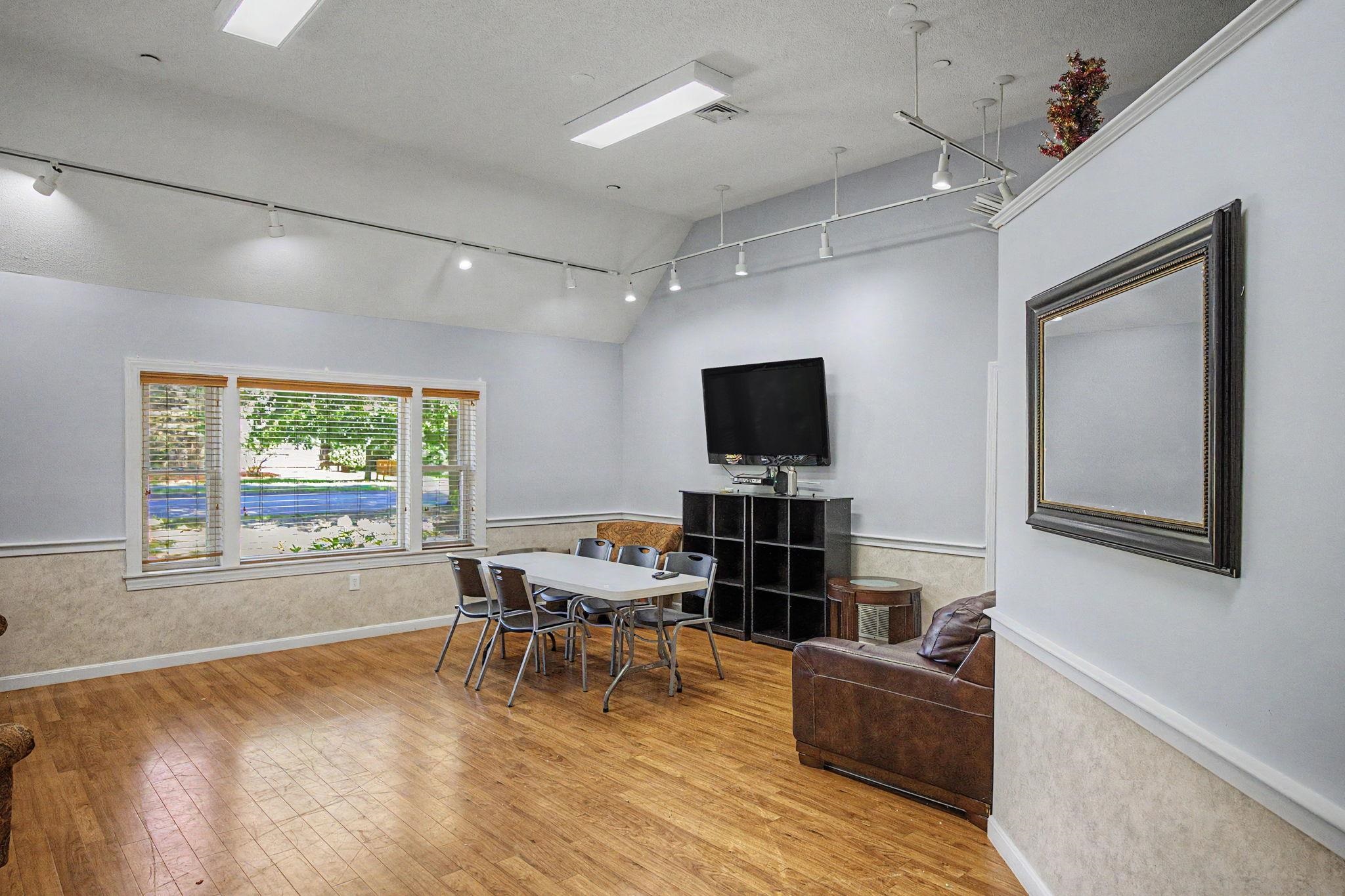 5 Bartemus Trl #105, Nashua, NH 03063
