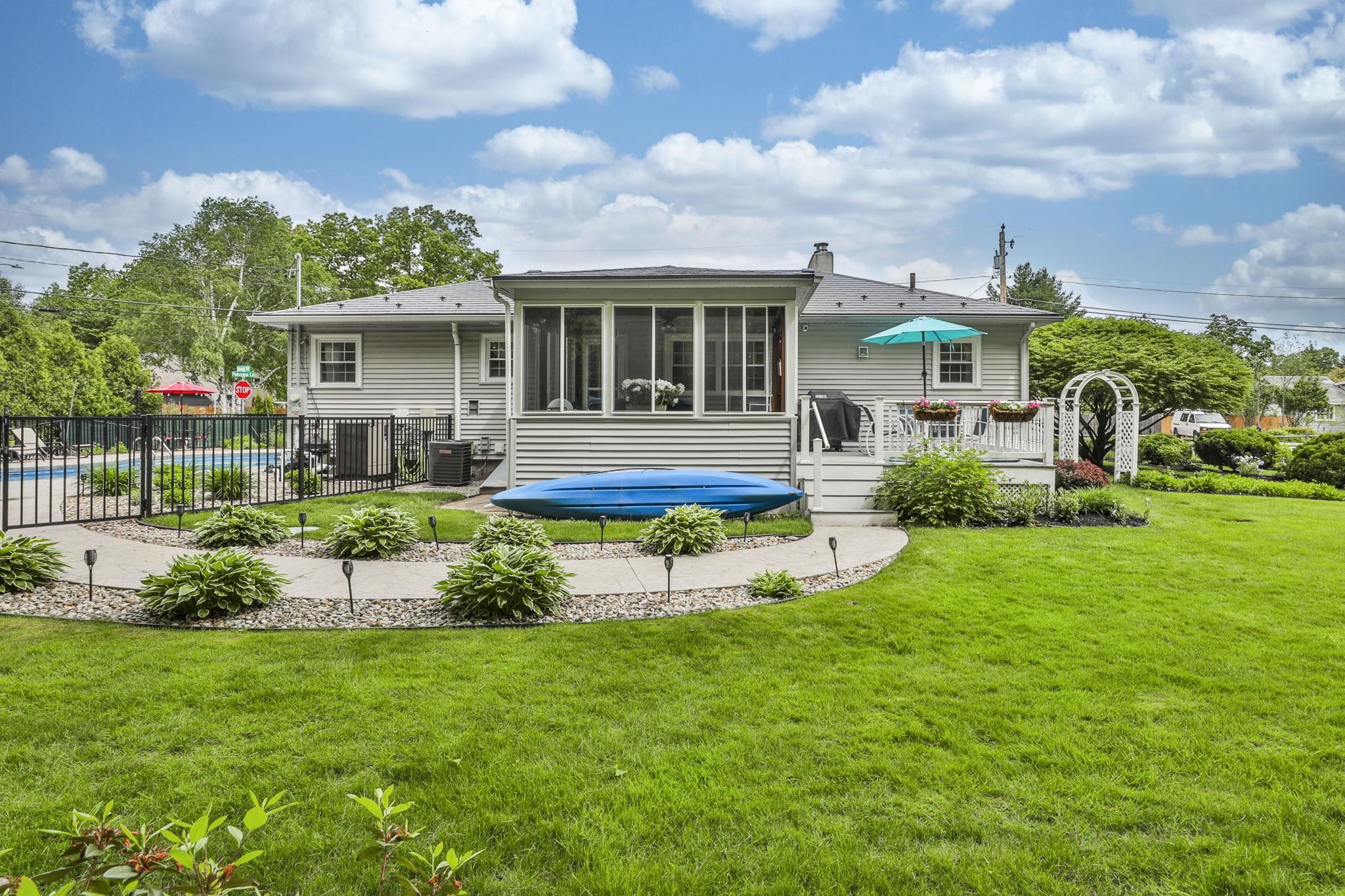 33 Palomino Ln, Bedford, NH 03110