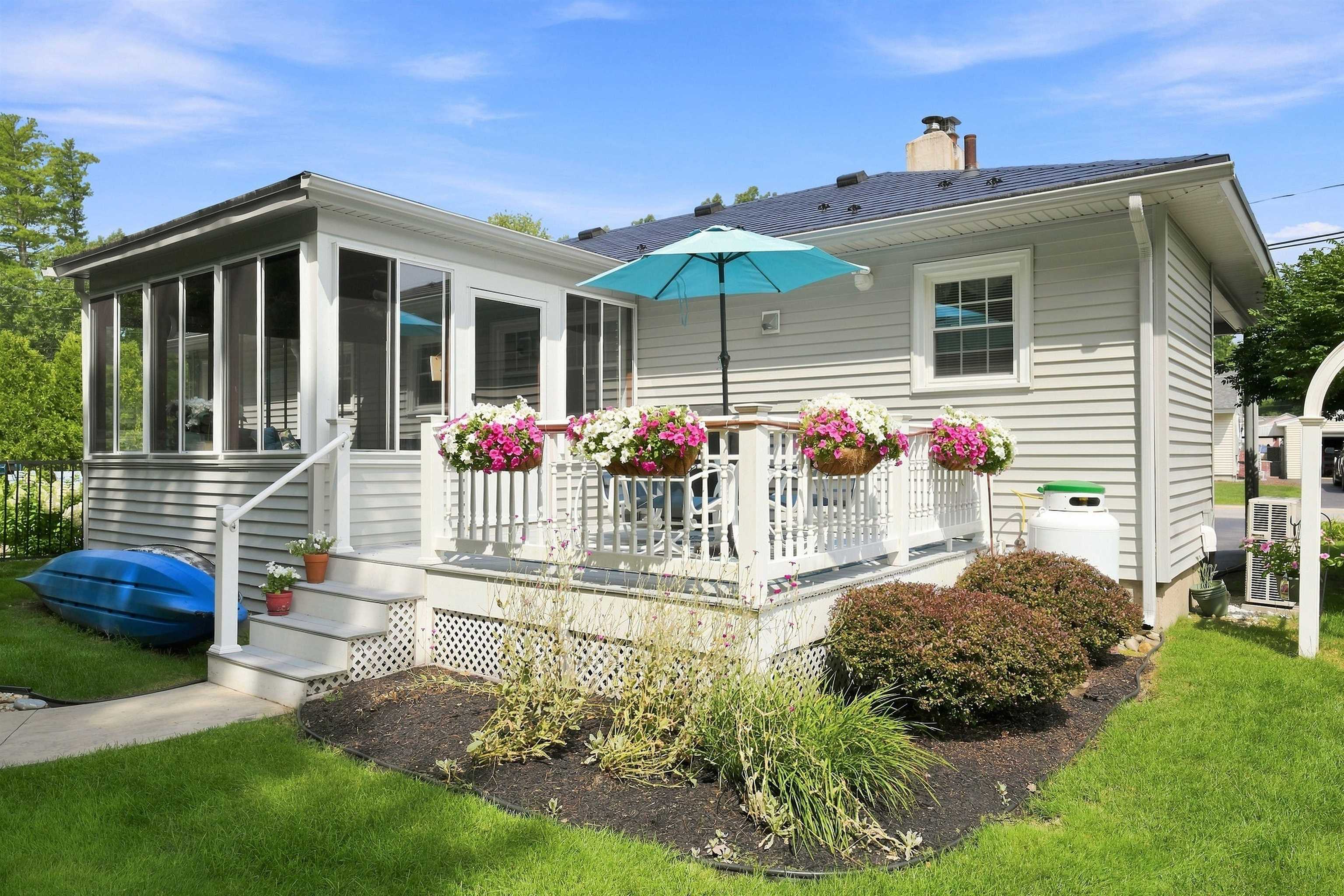 33 Palomino Ln, Bedford, NH 03110