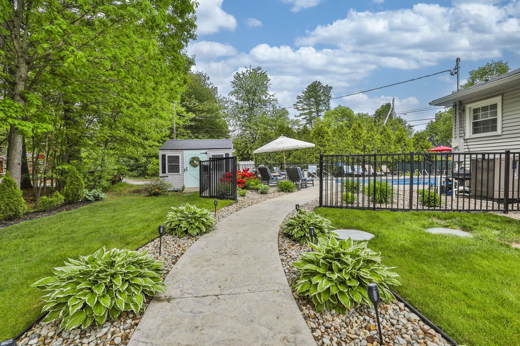 33 Palomino Ln, Bedford, NH 03110