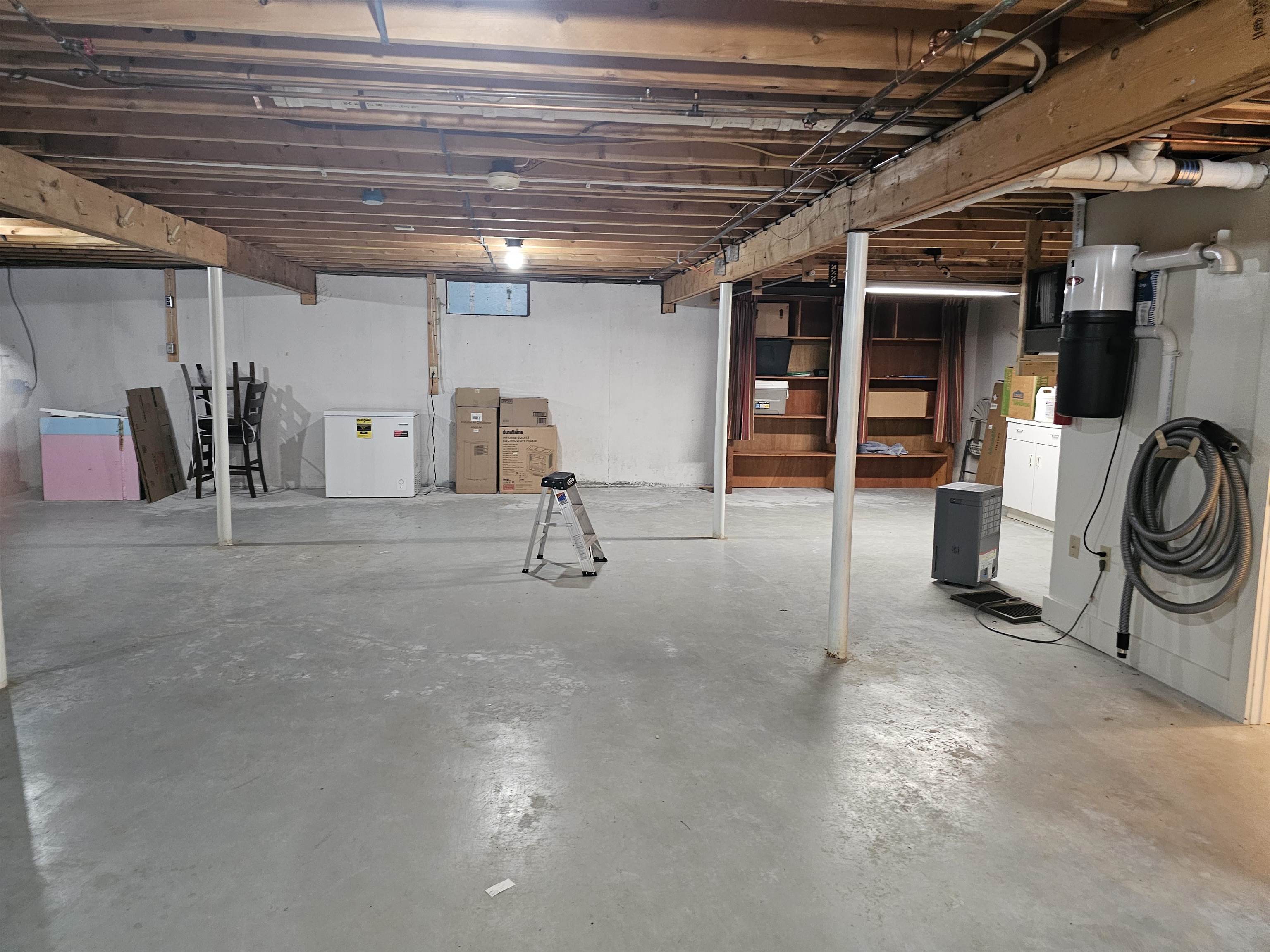 Large basement 25965933