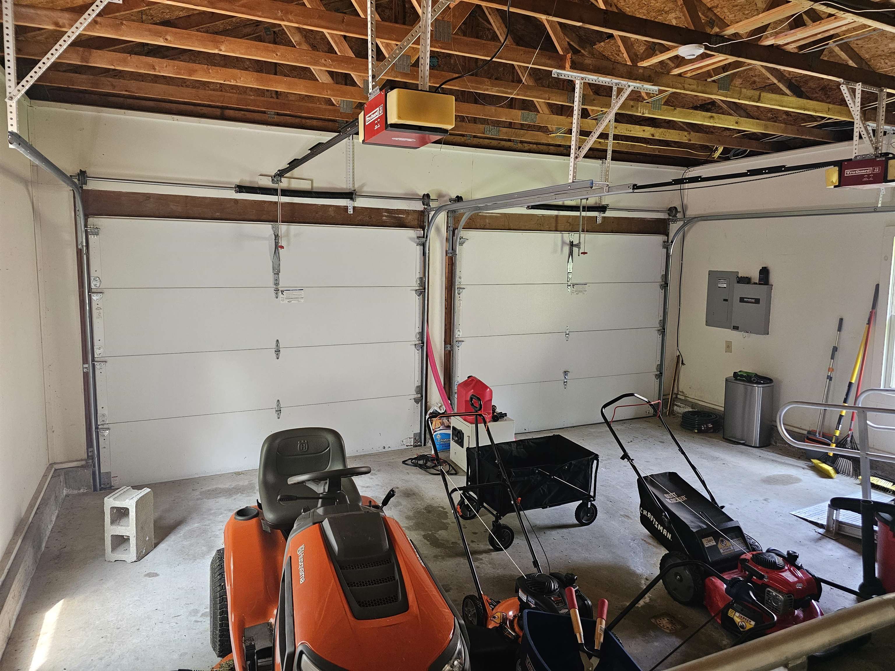 Two car garage 25965939