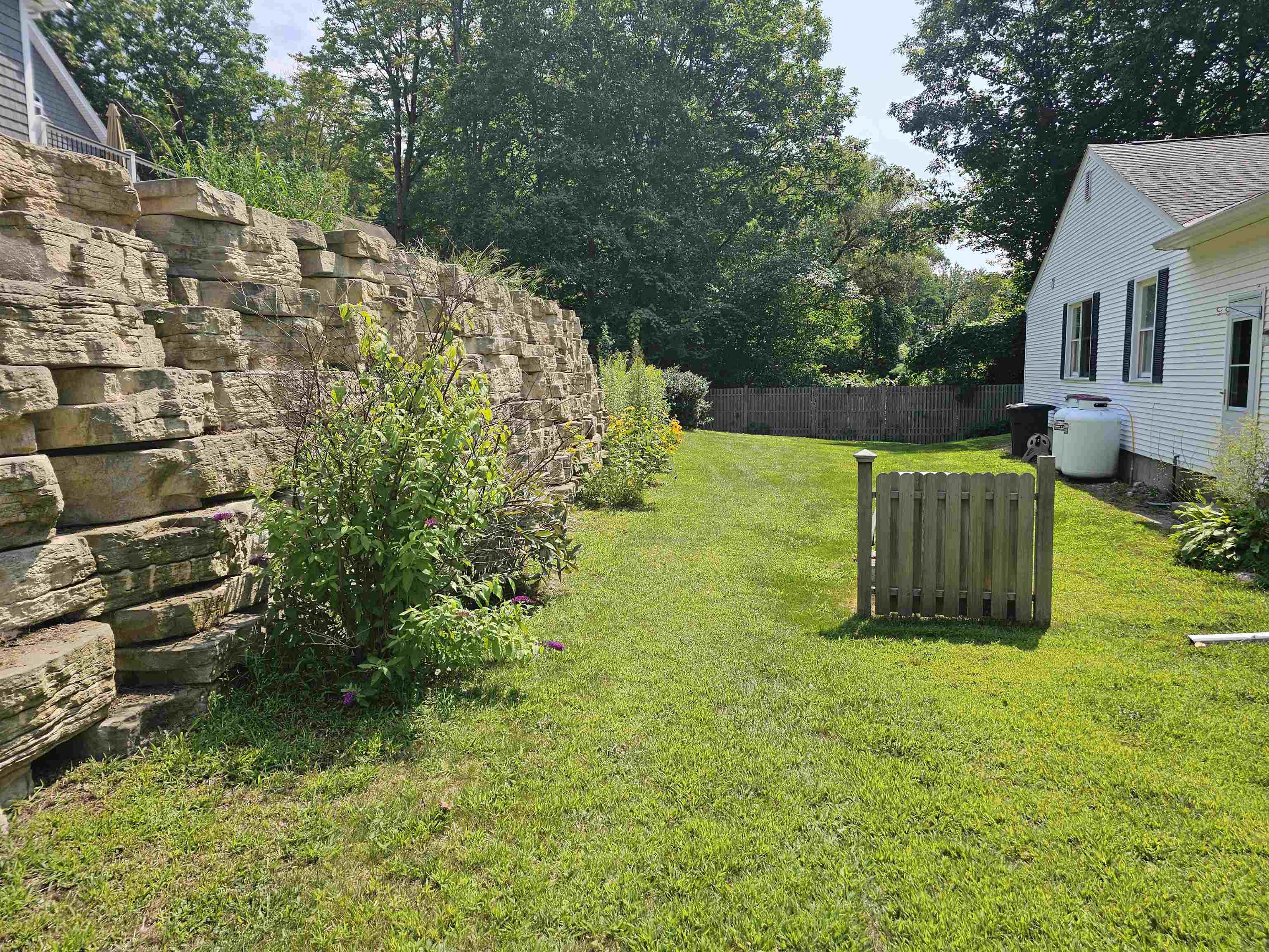 2nd view of side yard 25965966