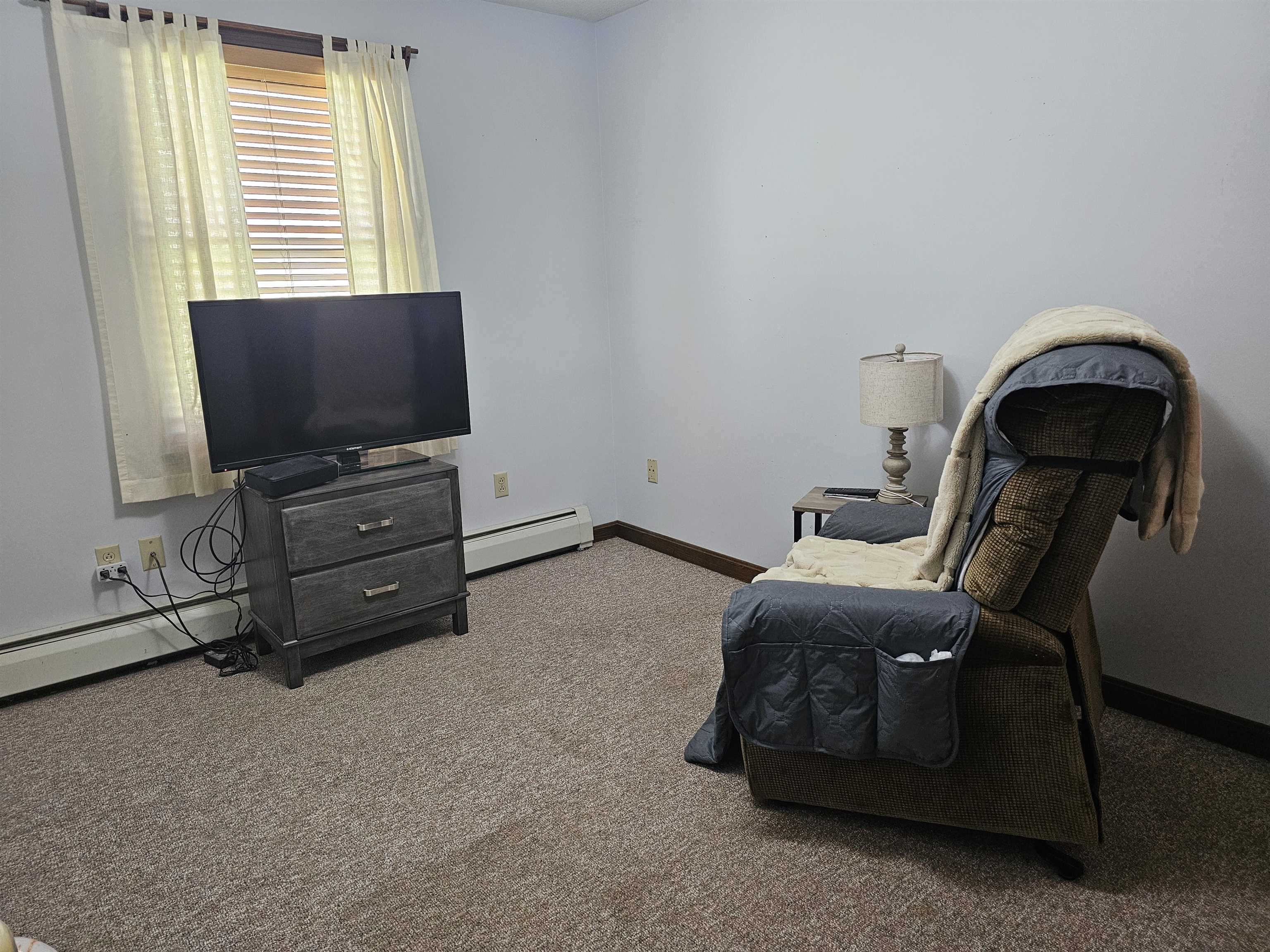 Sitting rm, bedroom 25966112